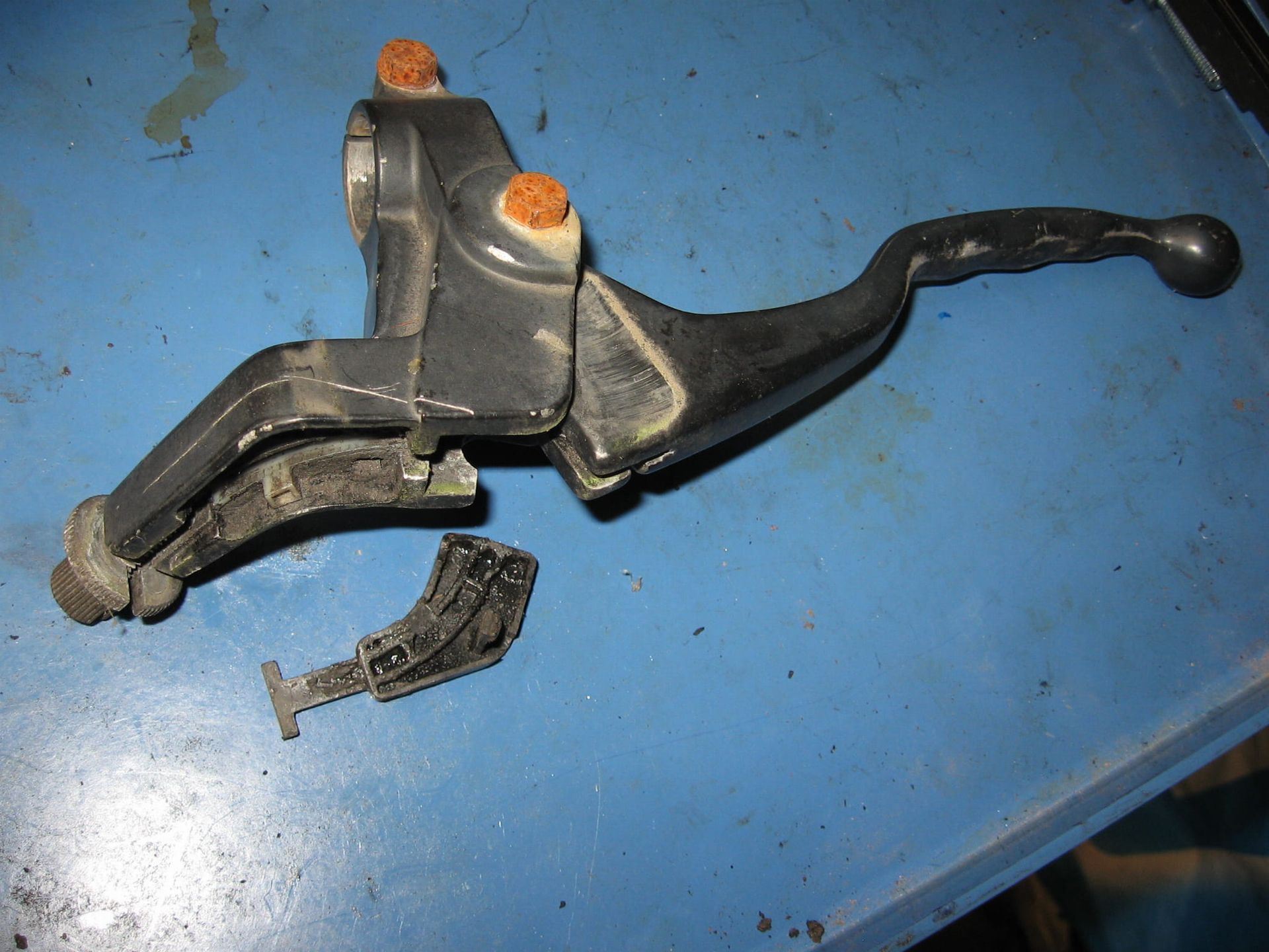 koppelingshevel met houder	(-1 lip kabeldekseltje) Zx600c 1-10 88-97	46076-1139	13091-1445 ,46092-1050