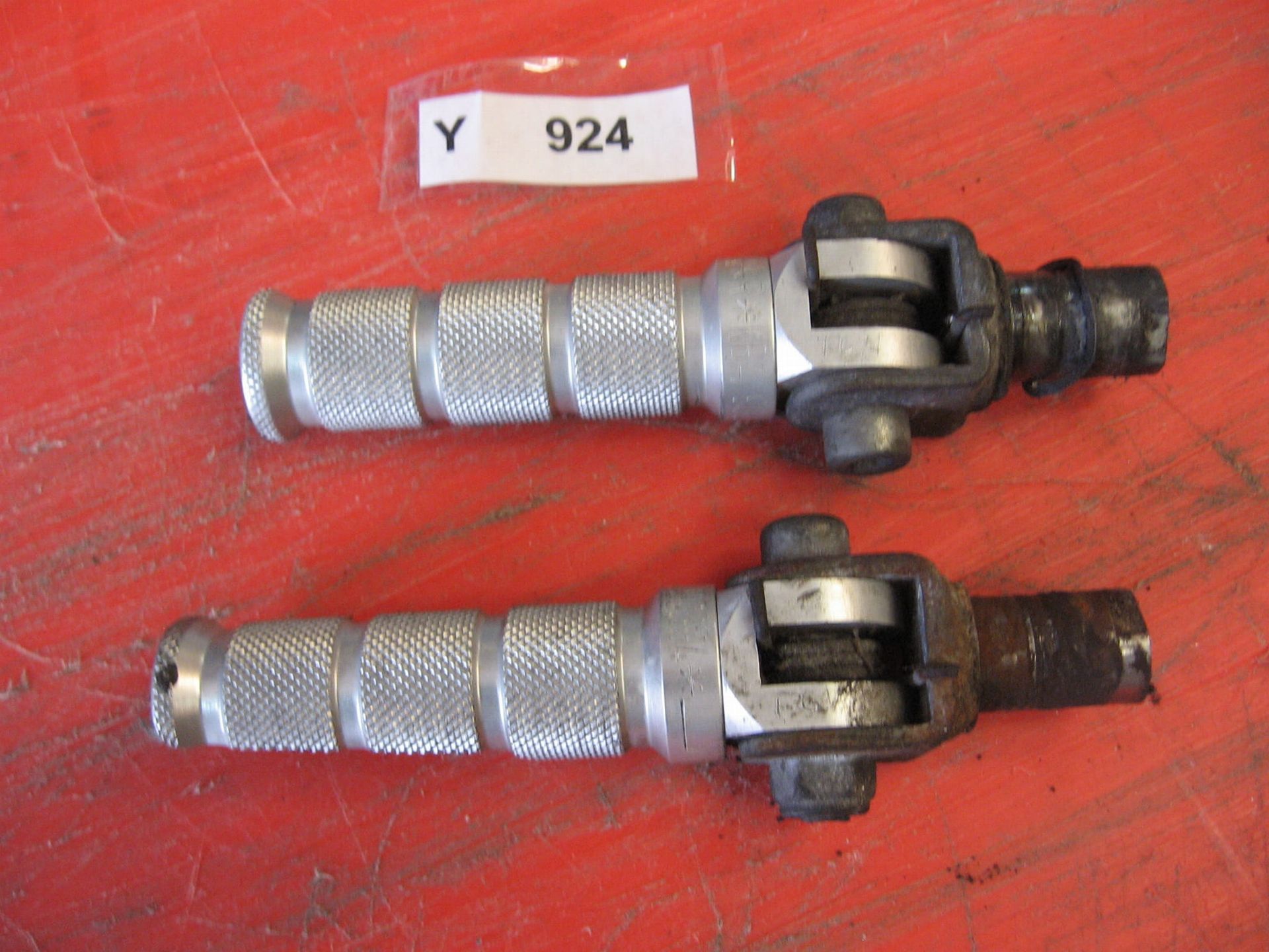 set voetstenen ( niet origineel,  MFW ) met houder	Fzr1000 88-95  	tvv  2GH-27410-00 en 2GH-27420-00
