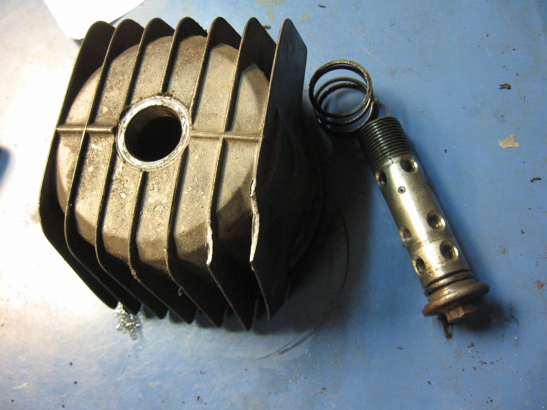 oliefilterhouder met bout en veer	Cb750f 82 , cb750sc 82 cb750c 82 cb900f 81	15411-438-670 ,15420-300-020 , 15415-300-000
