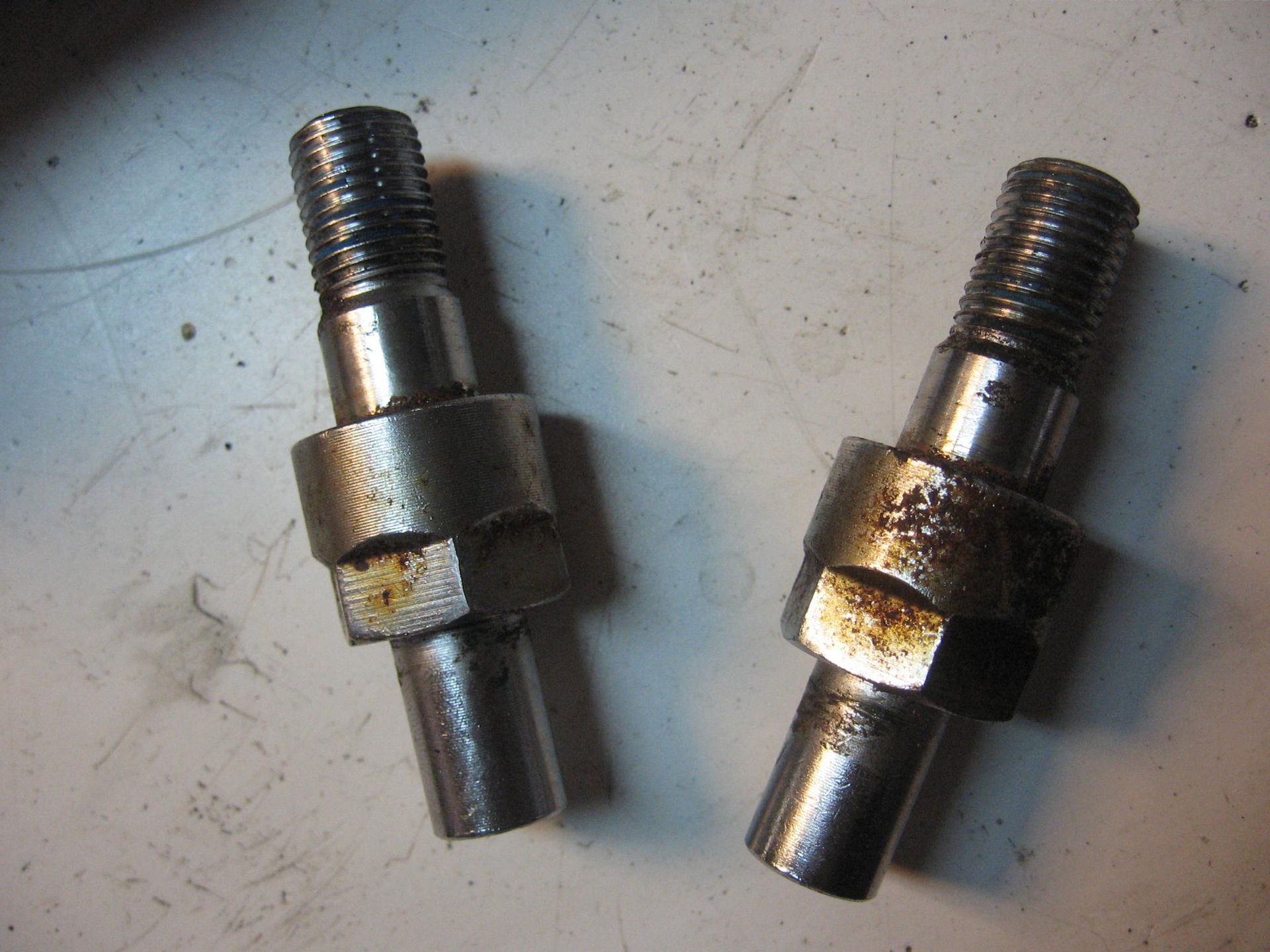 2x bovenste bevestiging achter schokbrekers ( veren) // cmx250c 1985-86		52451-kr3-000