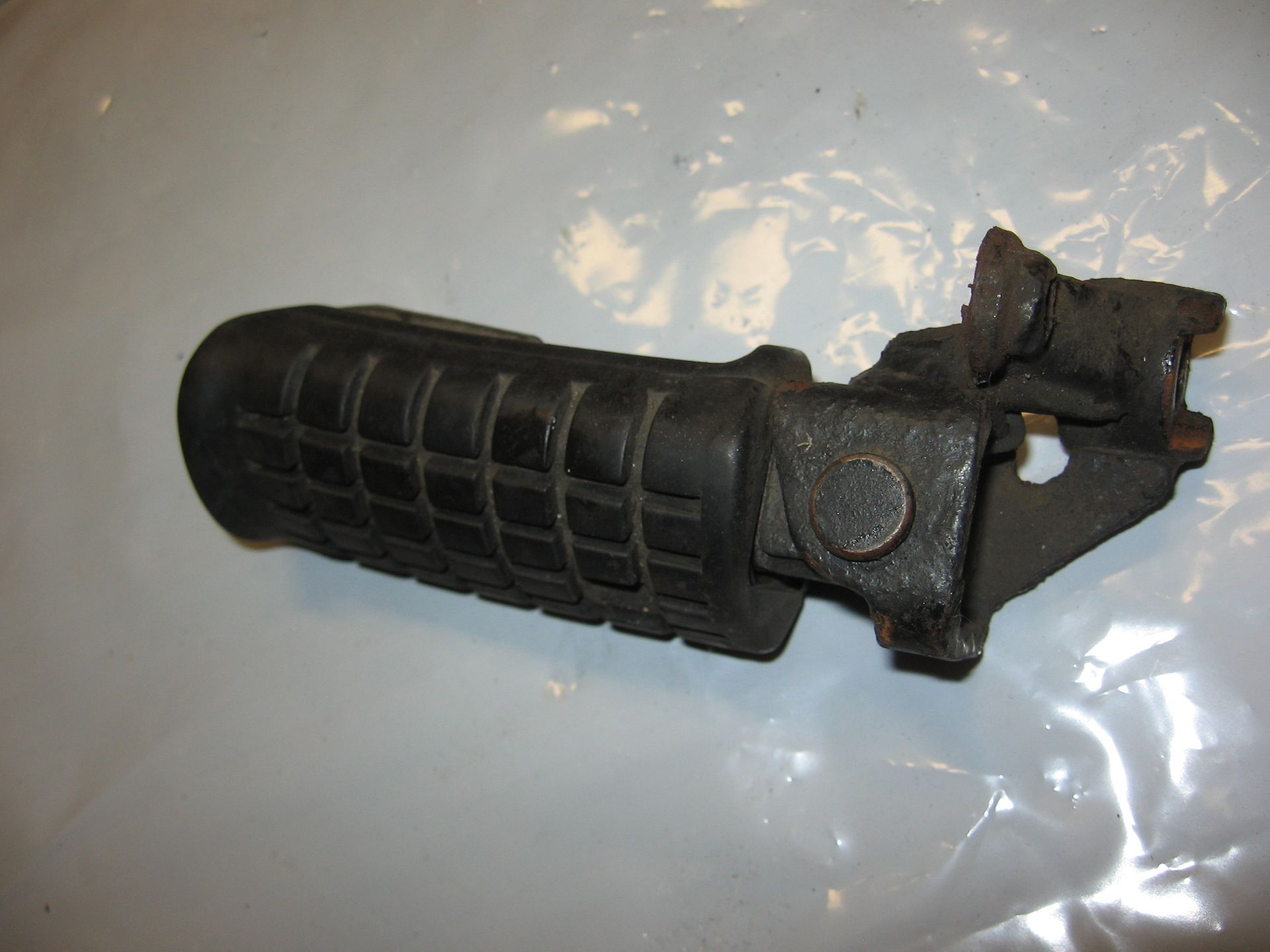voetsteun bestuurder links	Vf750s 1982 	50614-MB0-000 	50640-MB0-000 ,  50642-MB0-000