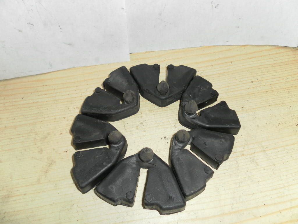 Set (6) dempingrubbers achtertandwielhouder	Gsx400e 1981-85 , gsx250 82-83 gsx550e , gsx400f 81-83	64651-11300