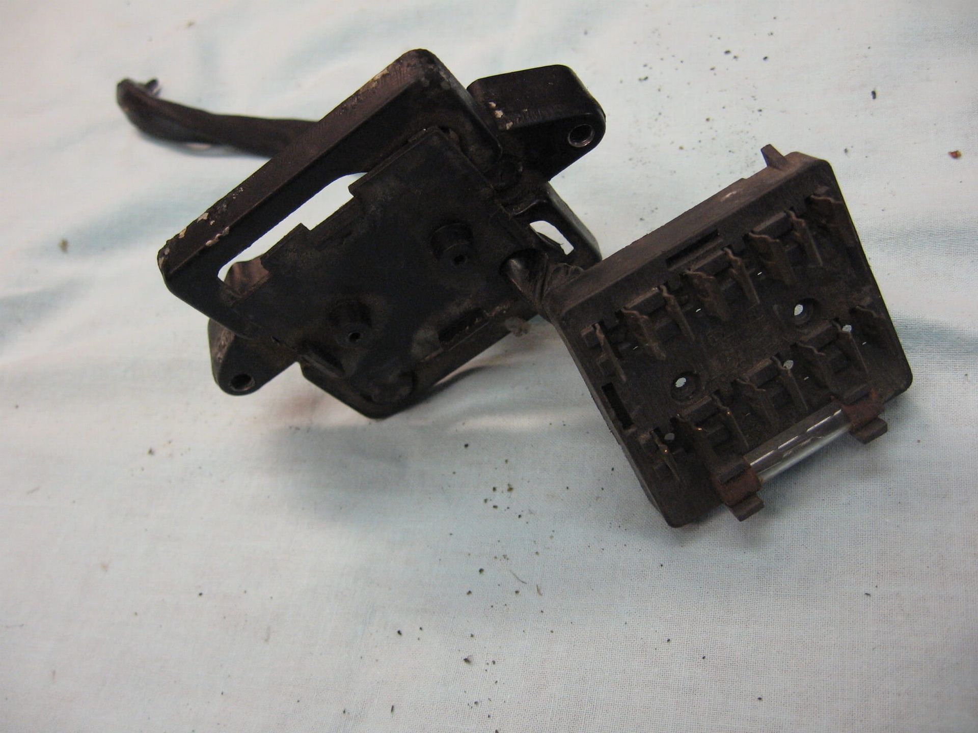 bodemplaat zekeringhouder + zekeringhouder zonder stekker	Cb650sc 82	38200-mf9-405 +38205-460-840