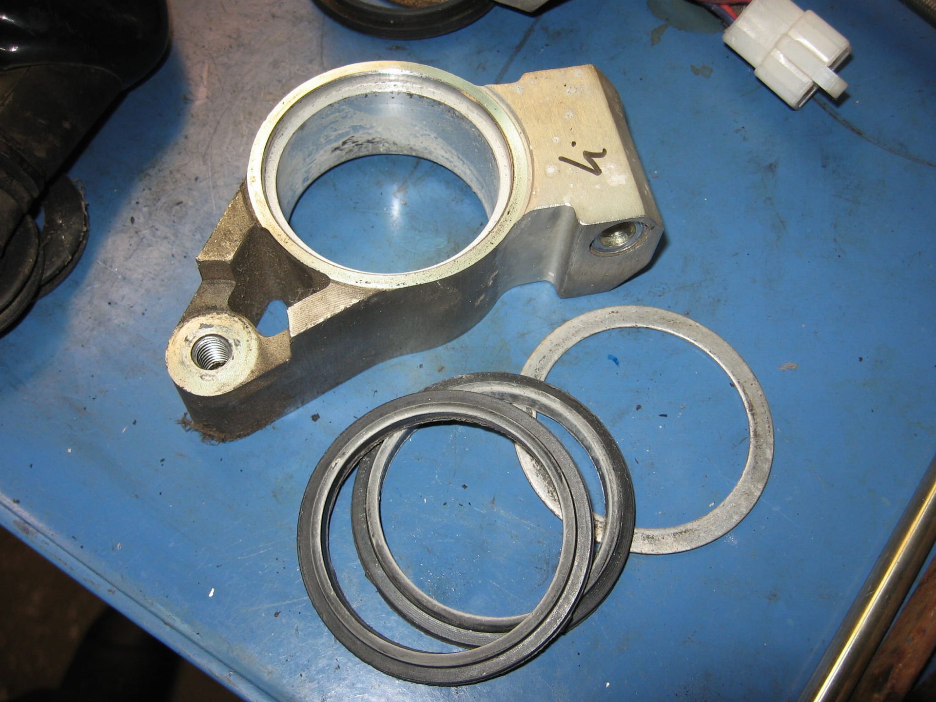 houder stuurhelft links 	Fzr1000 91-95	3GM-26121-51 	3GM-26113-50 , 90201-502P8