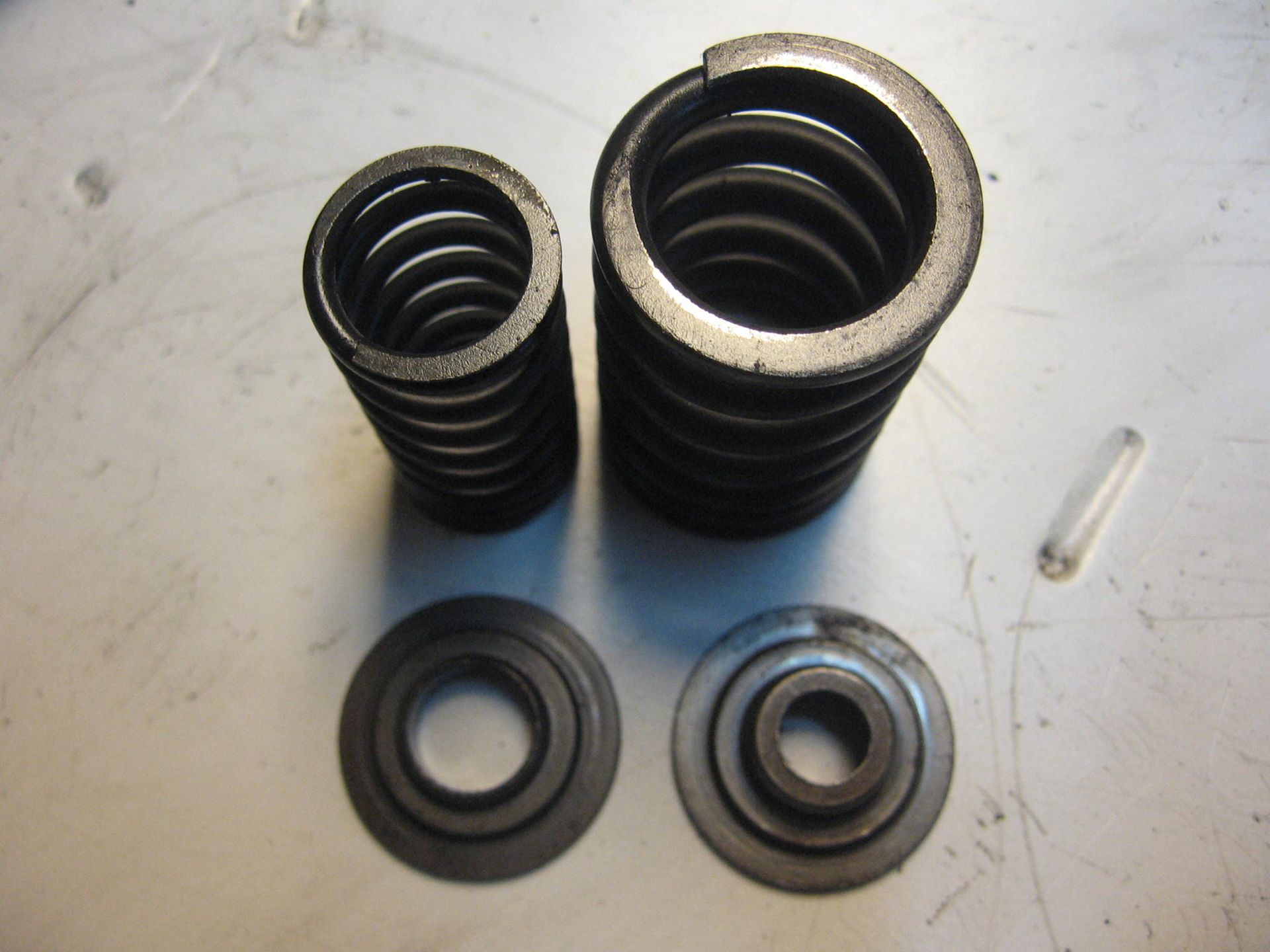 set klepveren met klepschotels uitlaat -- xl600v 1988 , 14752-mf5-004 + 14762-mf5-004 + 14771-410-010 + 14775-me9-000