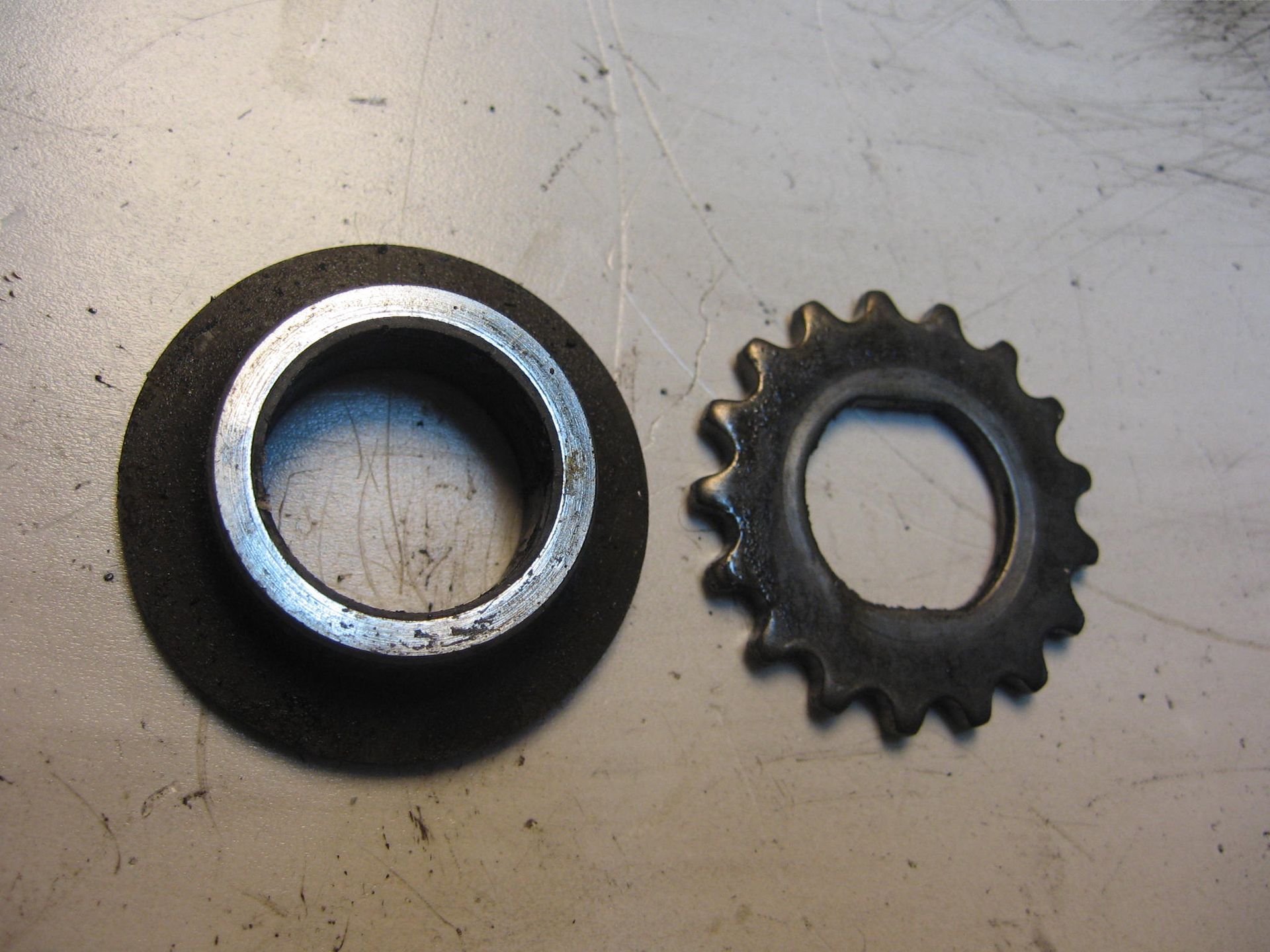 kettinwiel oliepomp aandrijving + afstandsbus -- cb400n 1981		15151-413-000 + 90406-413-010