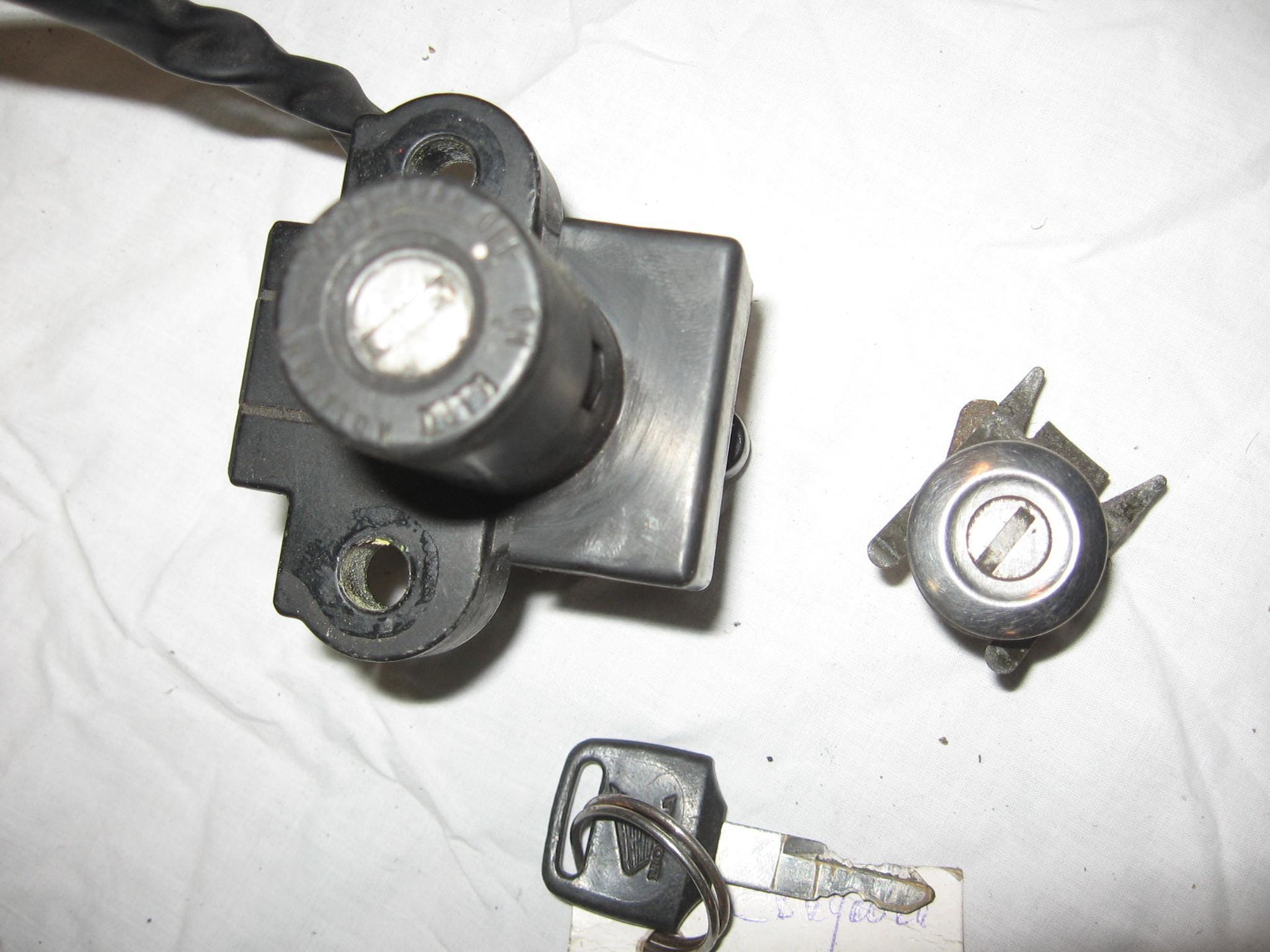 kontactslot met zadelslot +1 sleutel// cbr900rr 92-94	35100-mw0-601 + 77225-ME4-003