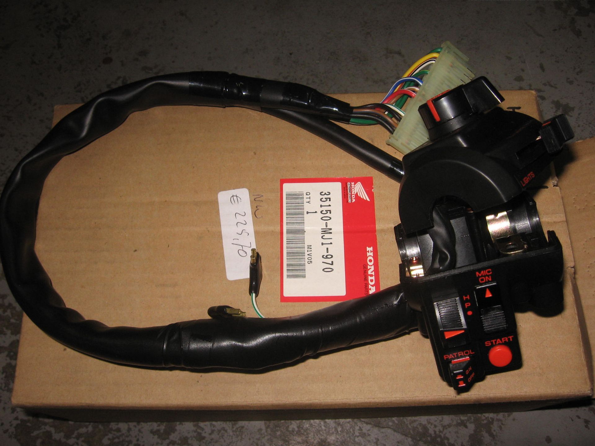 stuurbediening rechts cbx 750 p2 1987-1994	nos ook police uitvoering	honda		35150-MJ1-970