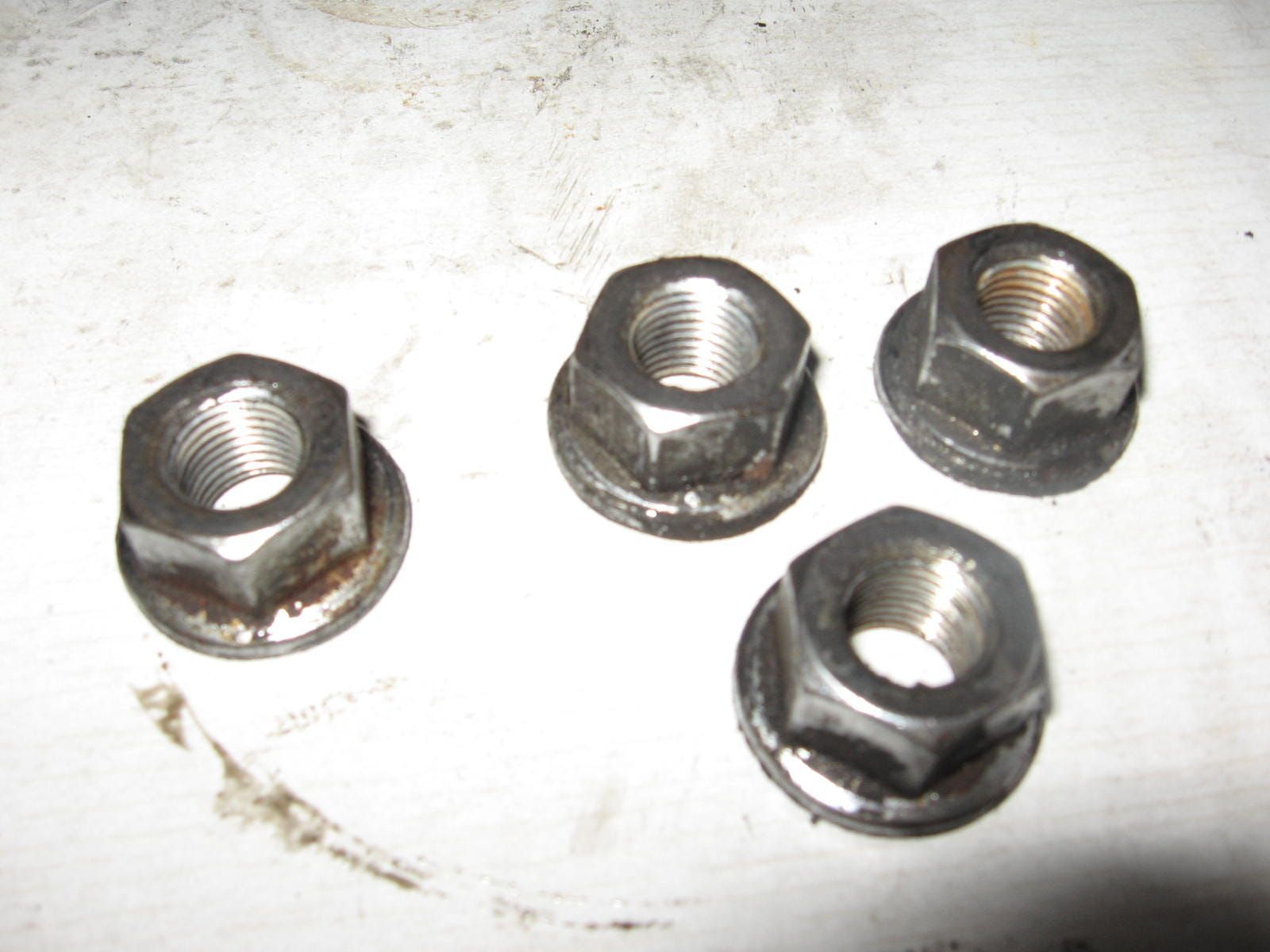 1x kopmoer achterstecilinder	TR1	90179-12325