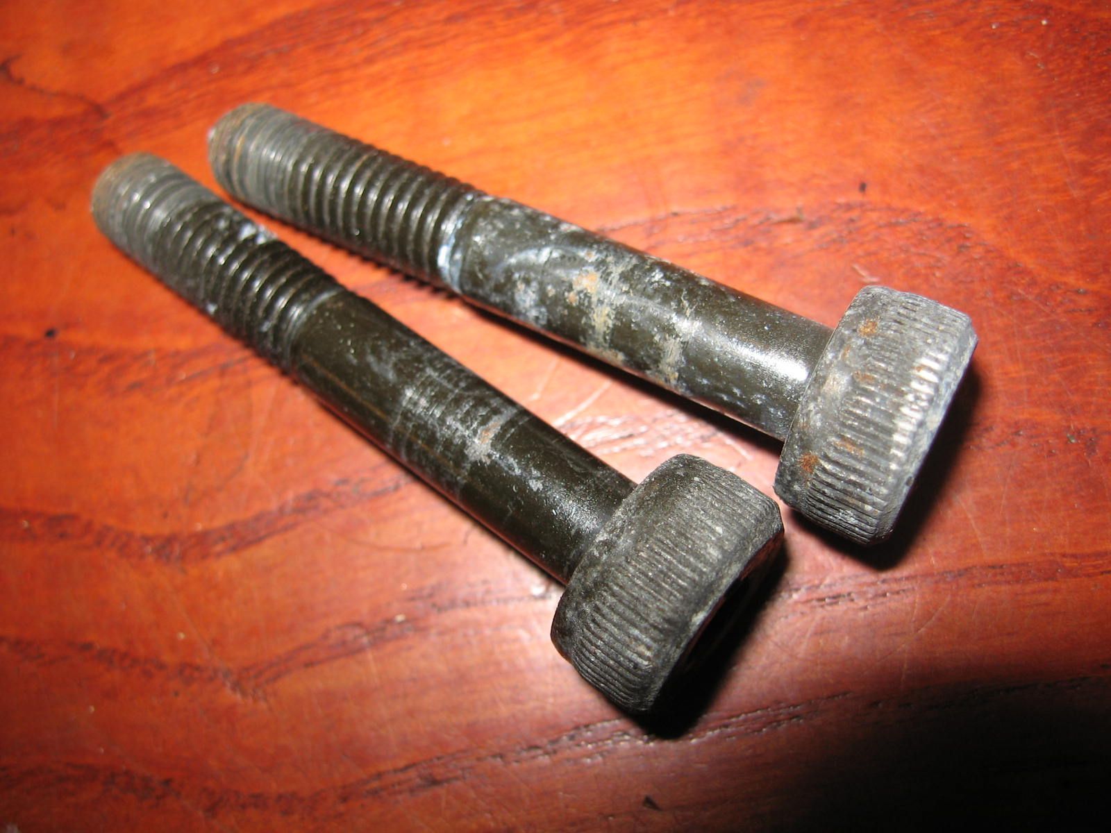 2x imbusbout m8x50 grotere kop ,bevestiging steun achterspatbord	Vf750s 1982-83 vf700s 84-85	90187-mb0-000