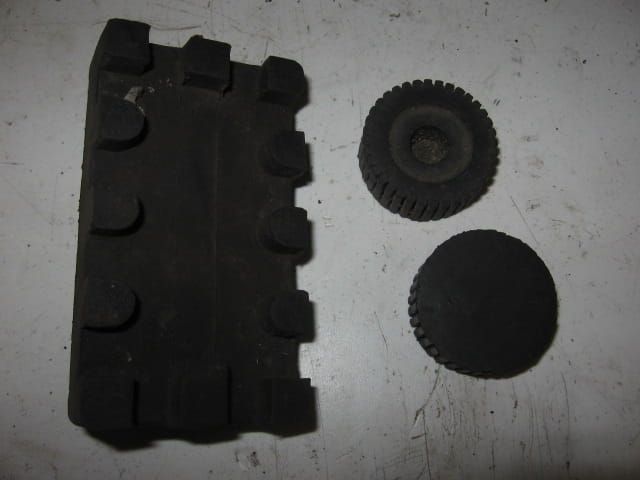 rubber onder achterzijde + voorste bevestiging benzinetank // gsx750 es ef ook div andere modellen		44541-34500 + (2x ) 09329-10016