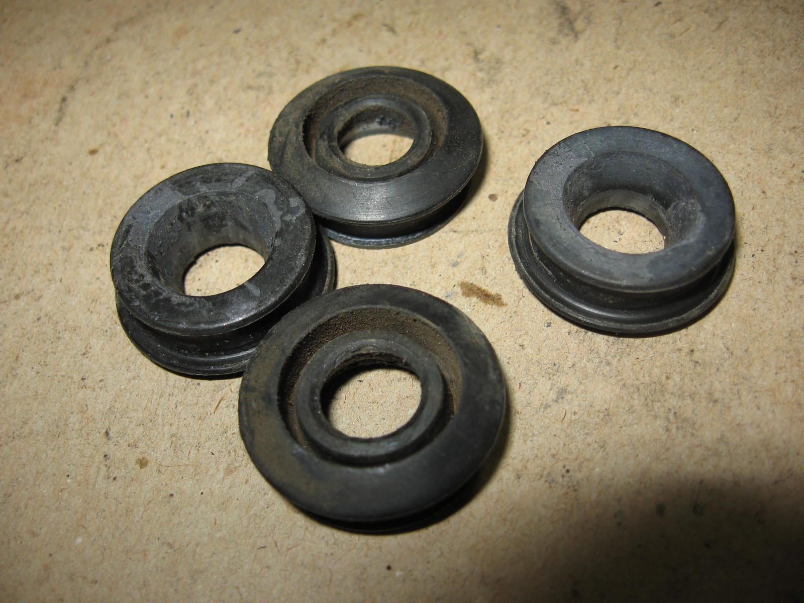 4x rubber afdichting gasklepas in mikuni carburateur	gs modellen 77-79	13556-45010