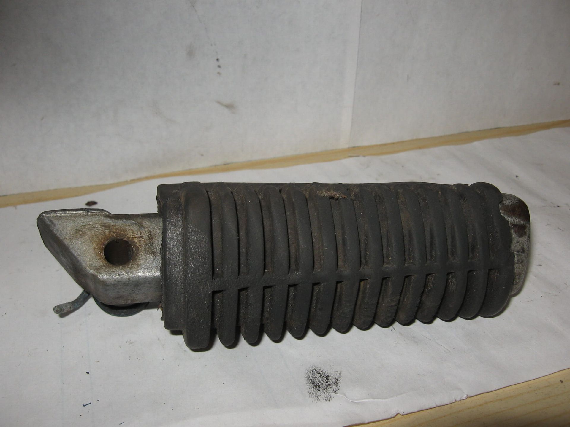 voetsteun bestuurder rechts met rubber en veer	K100 83-90	46711451778	46711454887