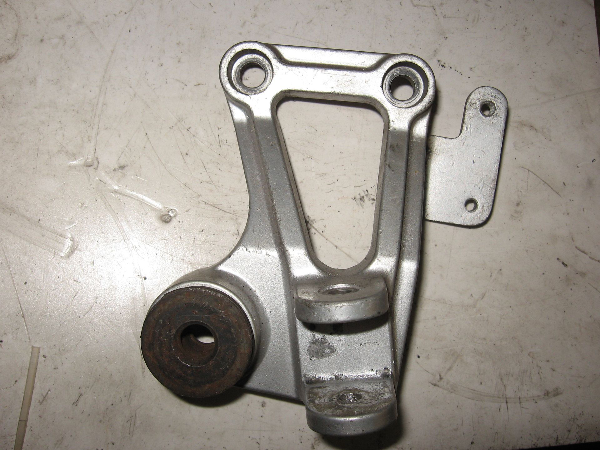 voetsteunhouder duo links	Zx600a2 , gpz600r 1985-87