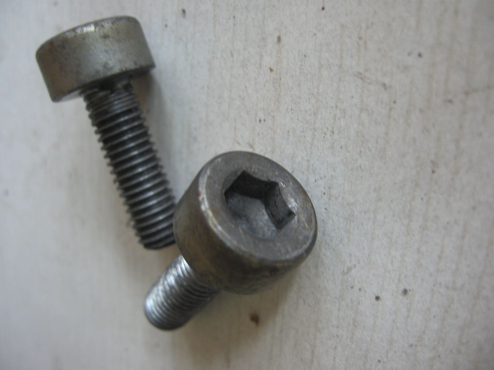 2x bout imbus ,montage voetsteunhouder	Cbr900rr 1992-2003 	90102-mn8-700