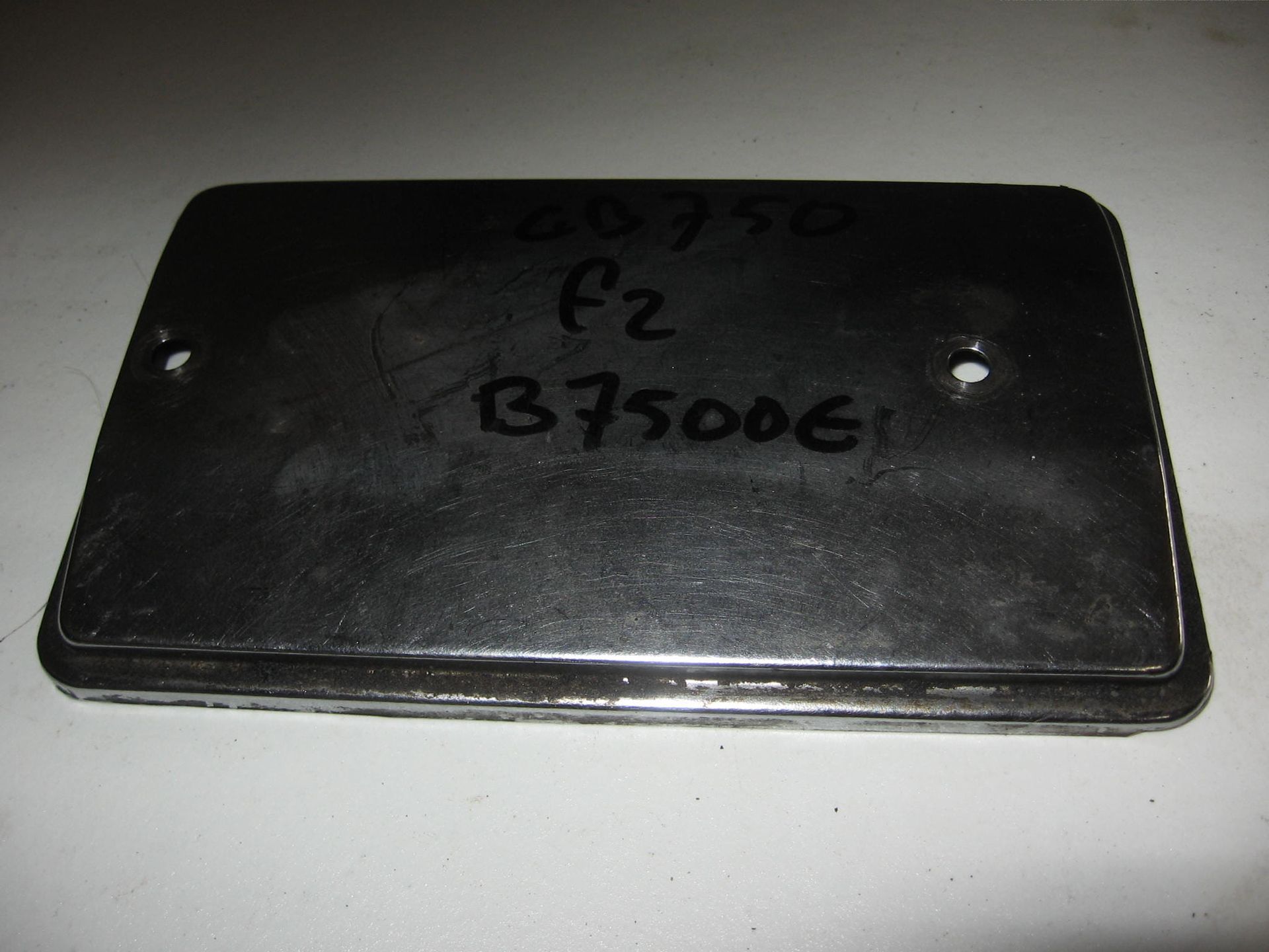 Blok deksel bovenkant  startmotor // cb750 f2 , cb750 1969-1978		31280-300-000	, deukjes bovenop