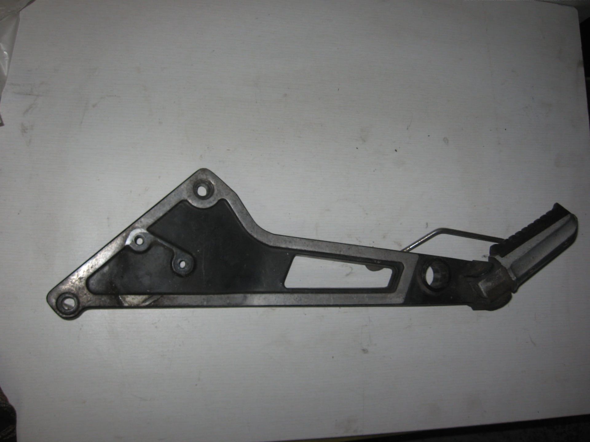 voetsteun/ demper houder links // gpz1100 1986-87		35011-1247