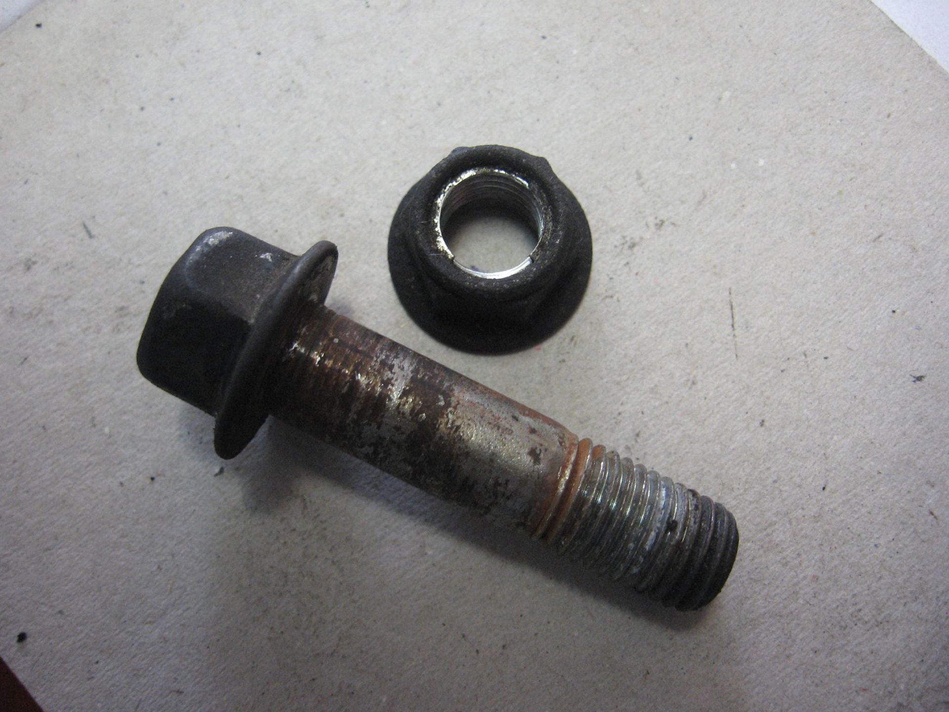 blokbevestegings flensbout + flensmoer -- xs400sj 1982		90105-10188 + 95601-102-00