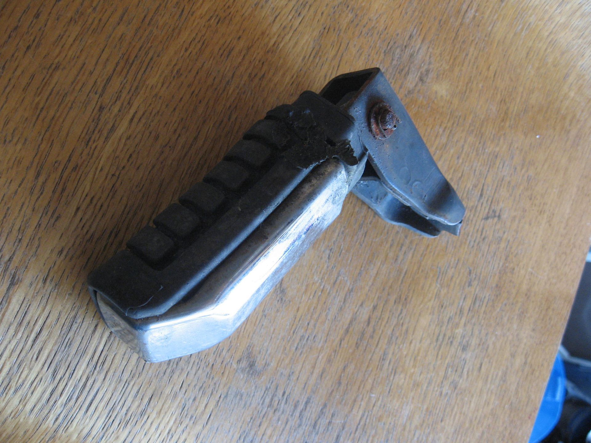 passagiers voetsteun met houder links /rubber beschadigd , borg lipje afgebroken/ cmx250c 		50714-kr3-770 + 50713-mb1-000 + 50712-kr3-000	50714-kr3-950za , 50714-kr3-000