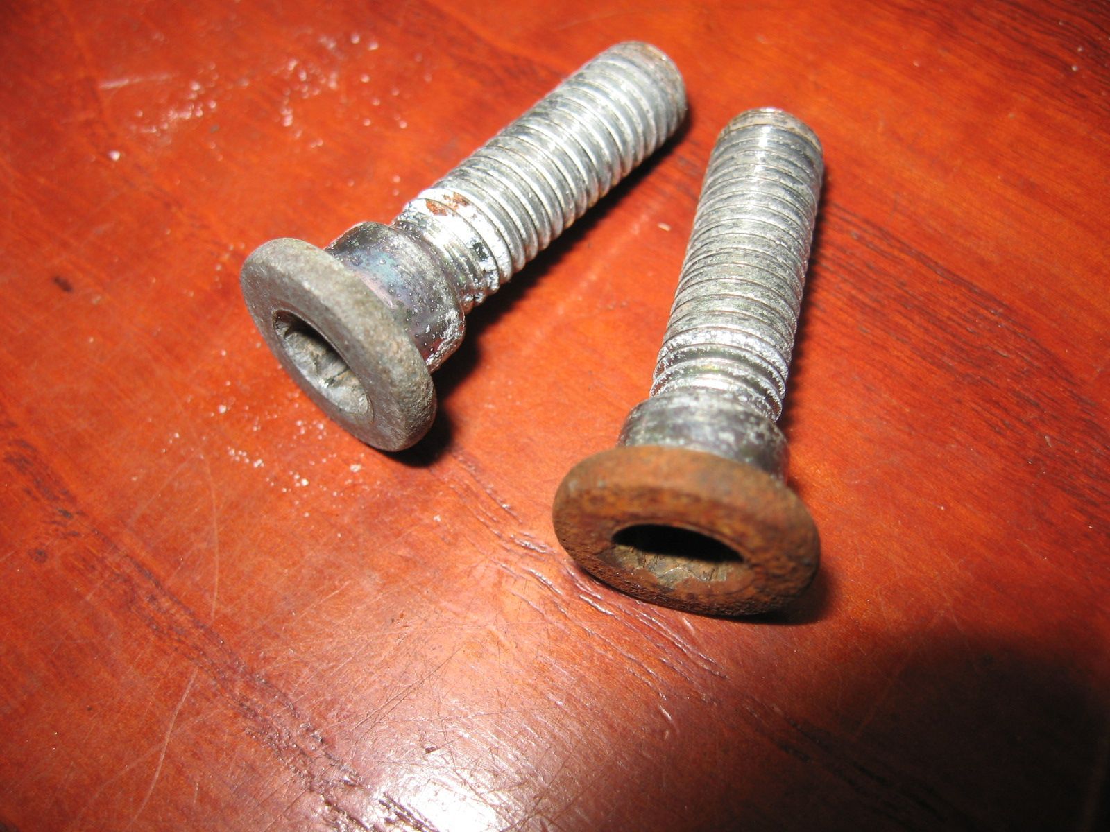 2x imbus plattekop bout m8x30		92153-1624