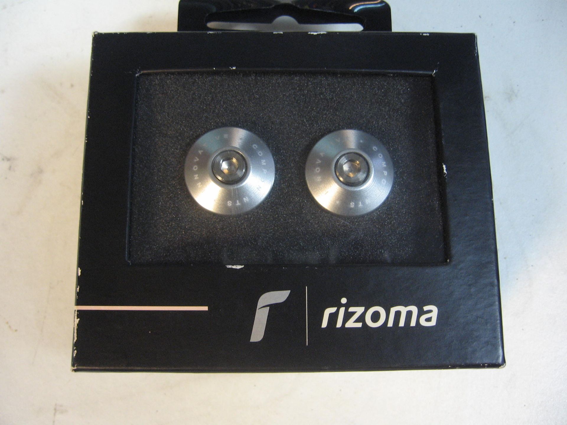 rizoma handlebar end caps alu grijs met bevestigings- materiaal 		rizoma	MA516A