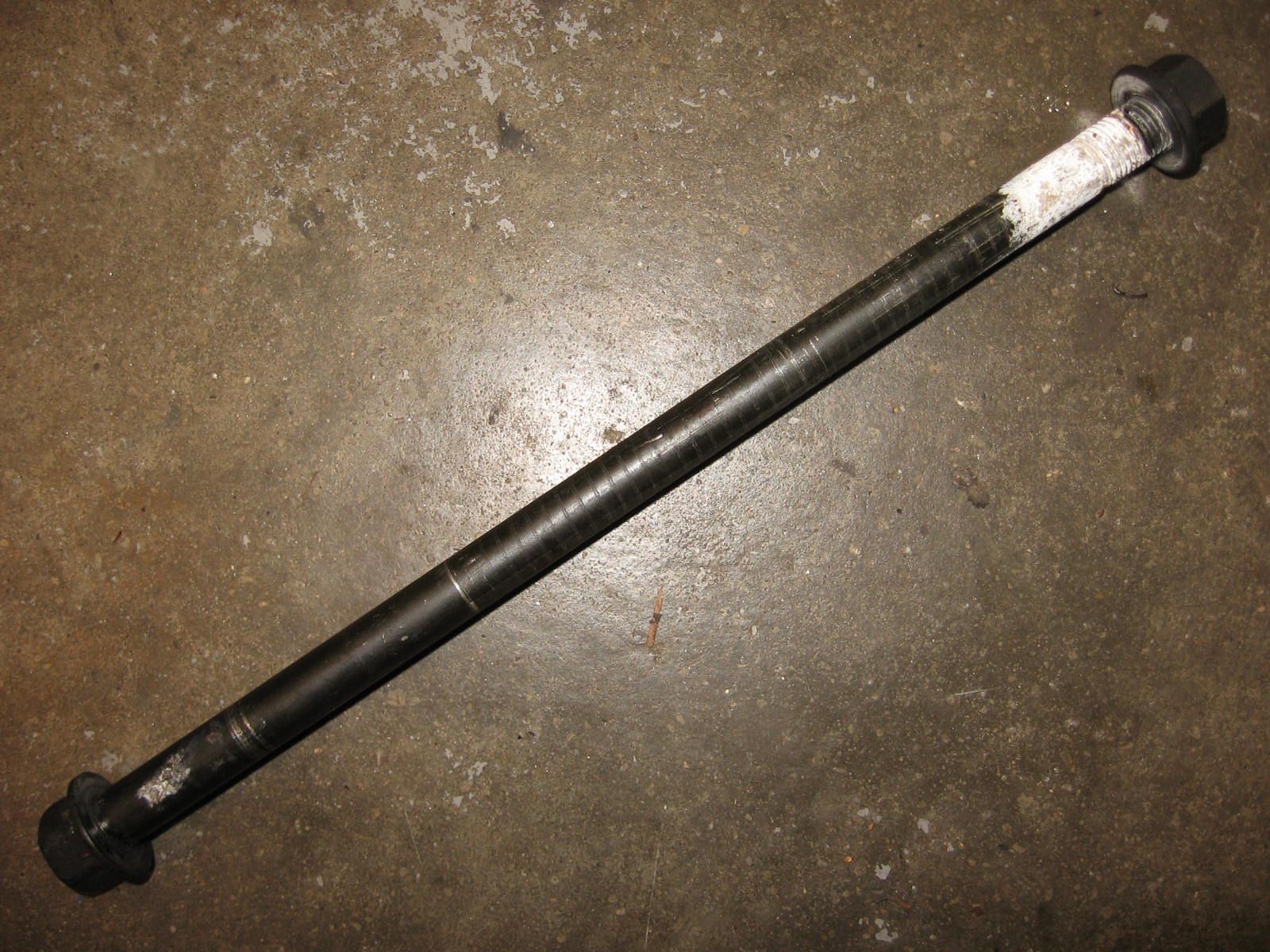 m12x25,5 blokbout onderkant	Xj700 1985
