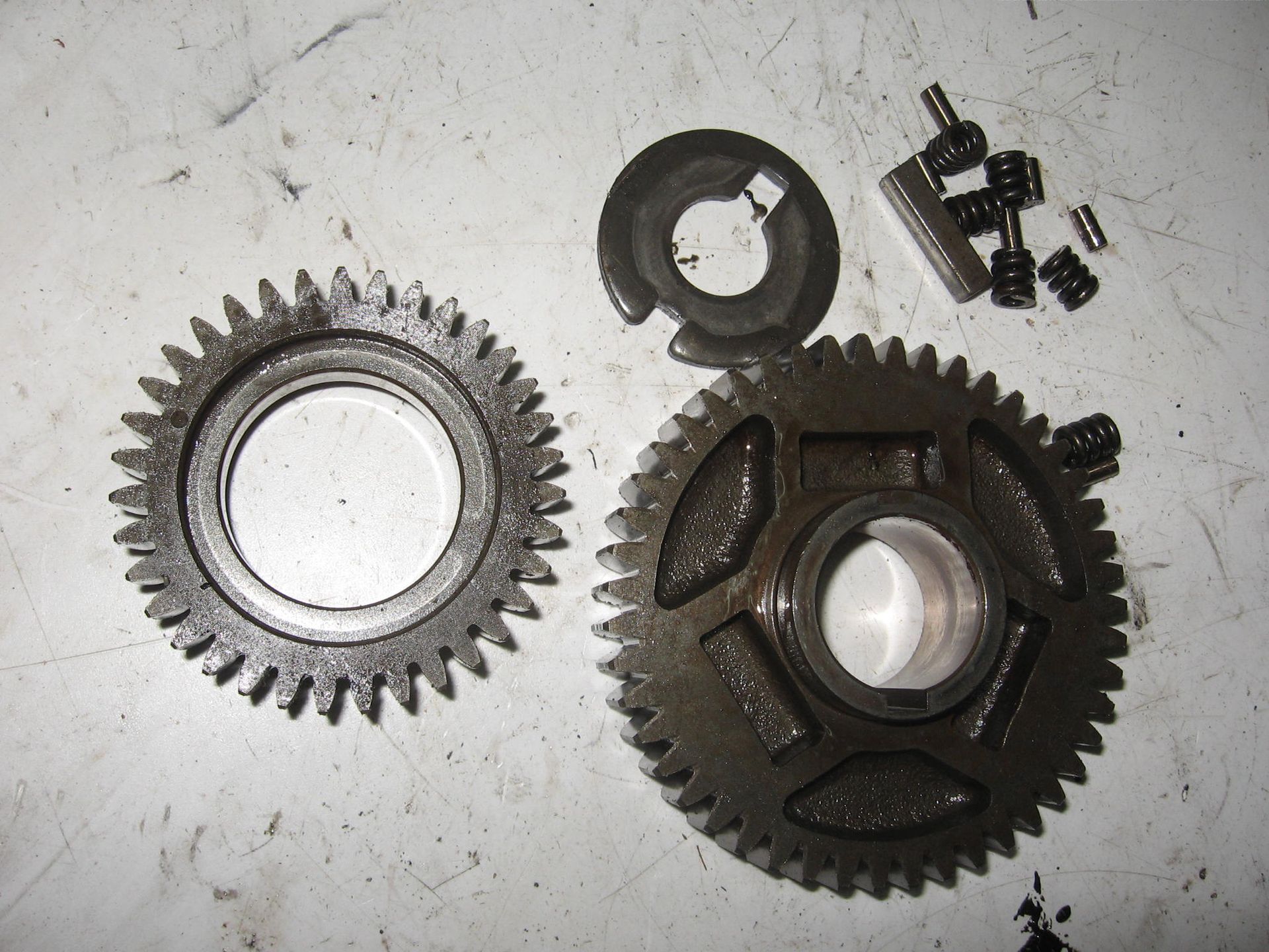 drive gear (links) + aandrijvend tandwiel (op krukas) veren en pennen en washer // tr1 xv920r 4x7-11538 + 4x7-16111-00 + 90214-20022 + 90501-21133 + 93605-10090