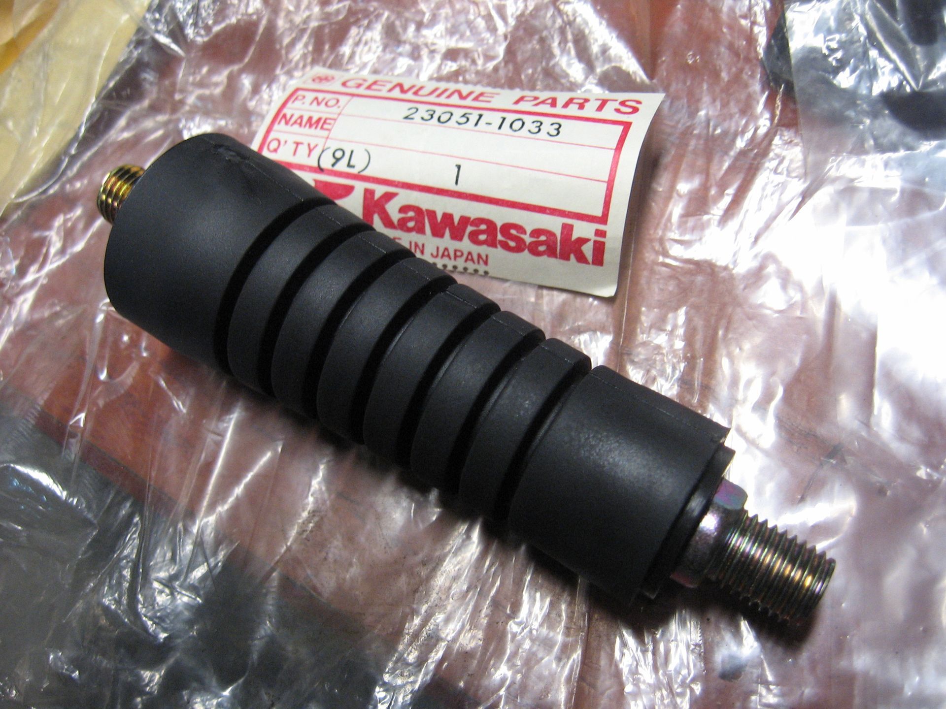 steun knipperlicht , rubber -		oem	23051-1033 , ke100 km100  ke125