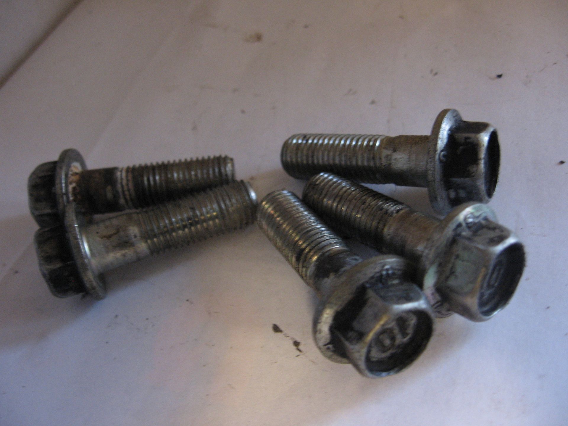 5x bouten bevestiging meenemer achterwiel m10x34	Vf750s 1985 , vf700 vf1100 	90130-MC7-000