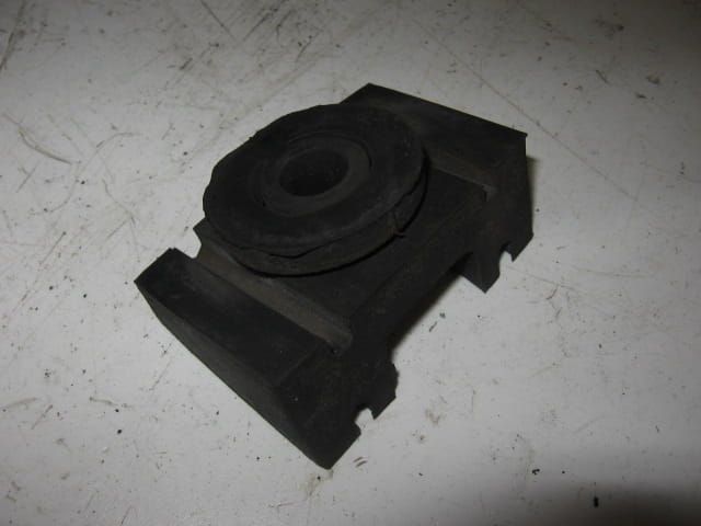 rubber bevestiging achterkant benzine tank  / cb450s 1986-1988 vtr250 1988-90		17613-ma6-000