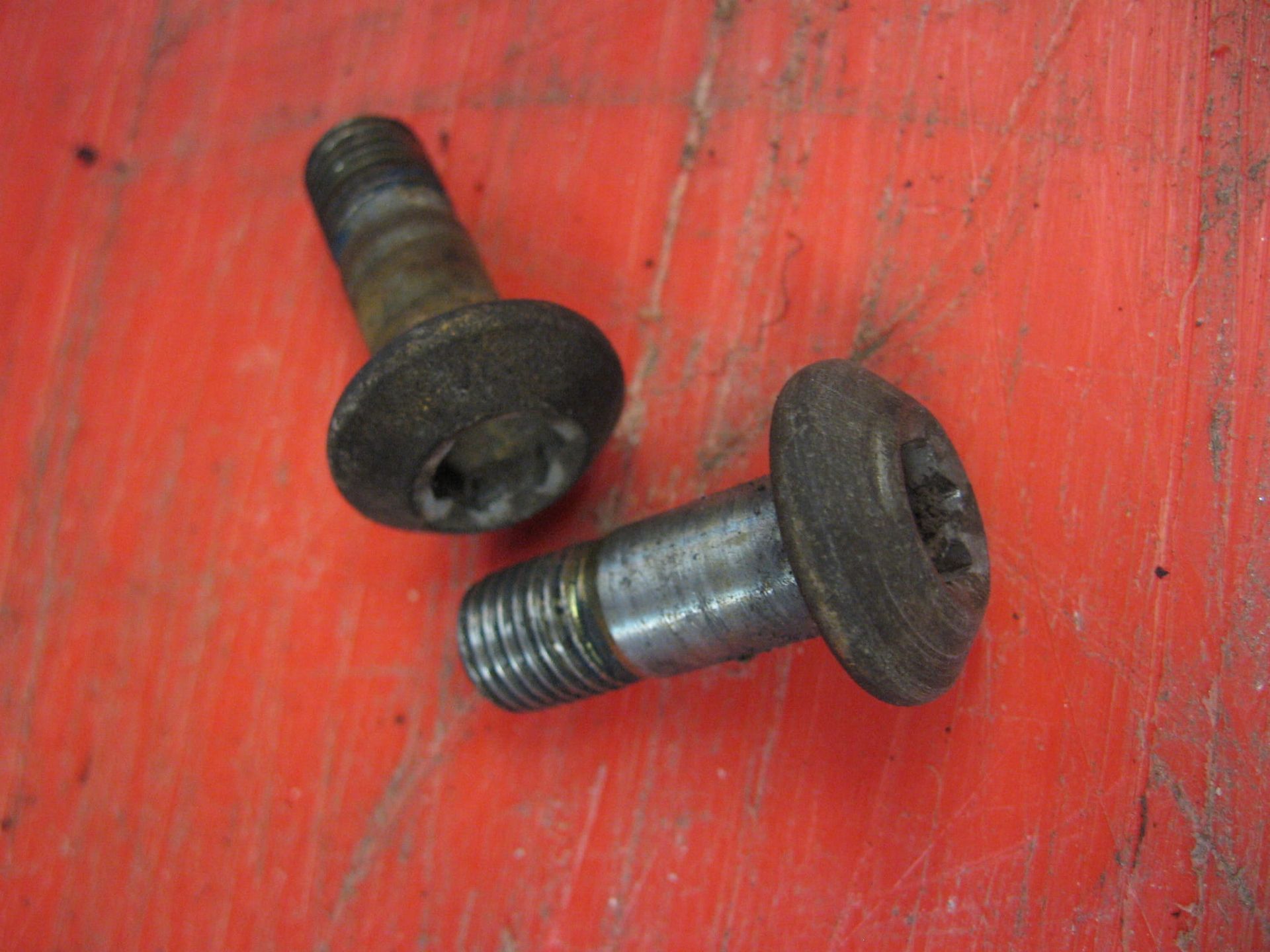 2x bout voetsteun , imbus lage kop Fzr1000 92 90109-103A9 90111-10017