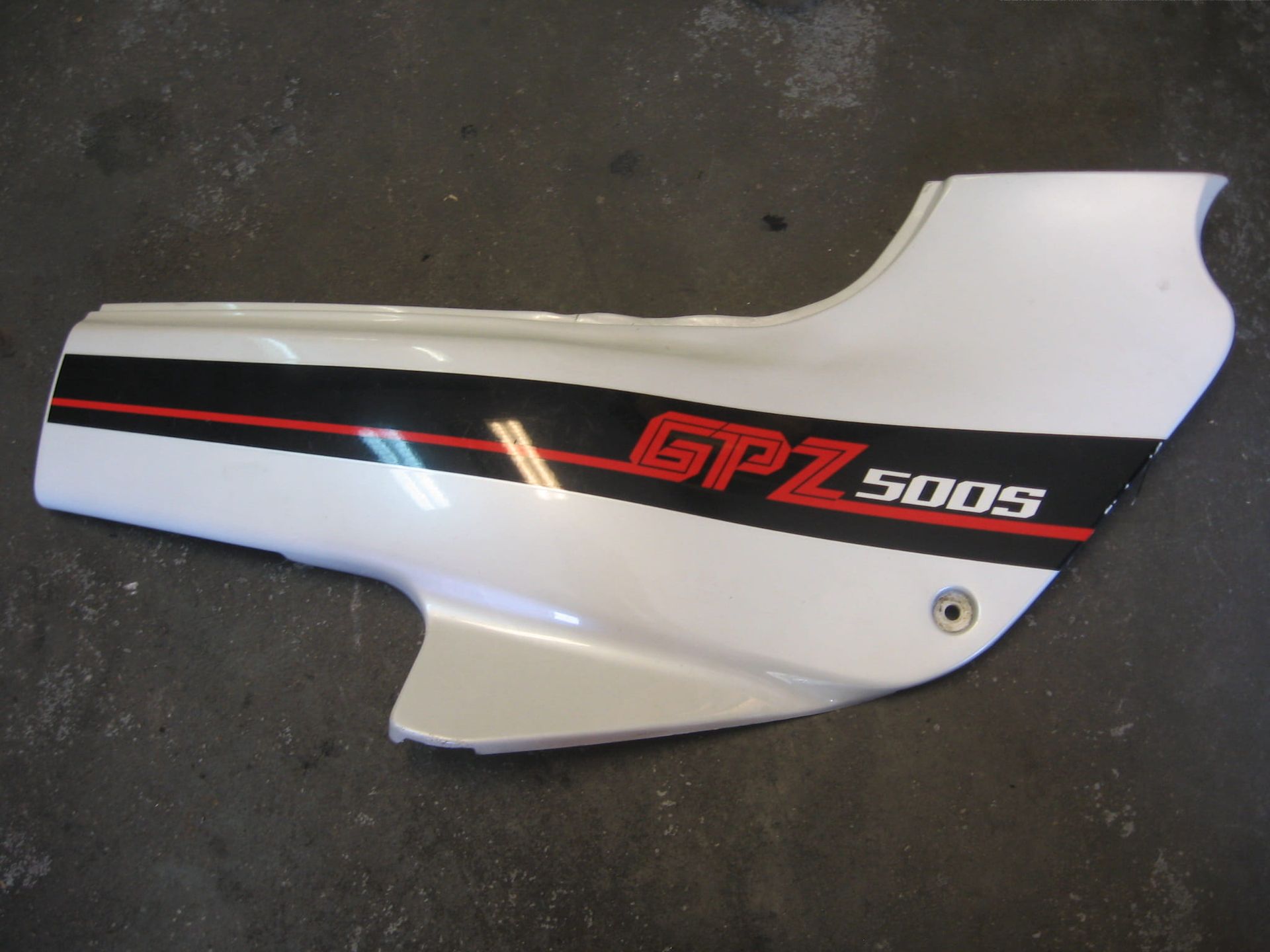 zijkap frame rechts	Gpz500s 1988	36002-5455 ,	één pen achteraan afgebroken
