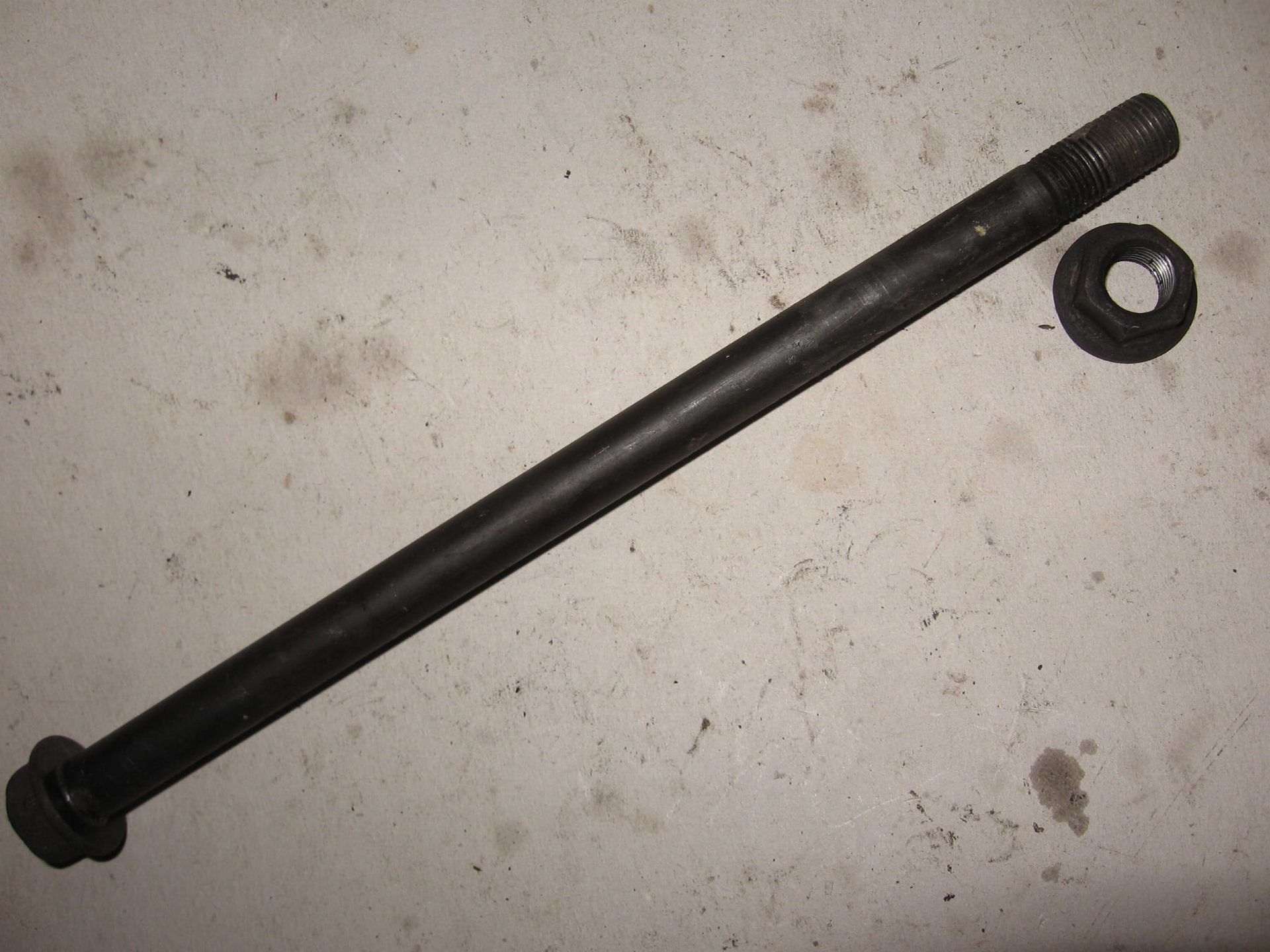 blokbout m12x215 , m12x1,25x215 met moer	vt700c 84-85 vt750c 83	90112-me9-000