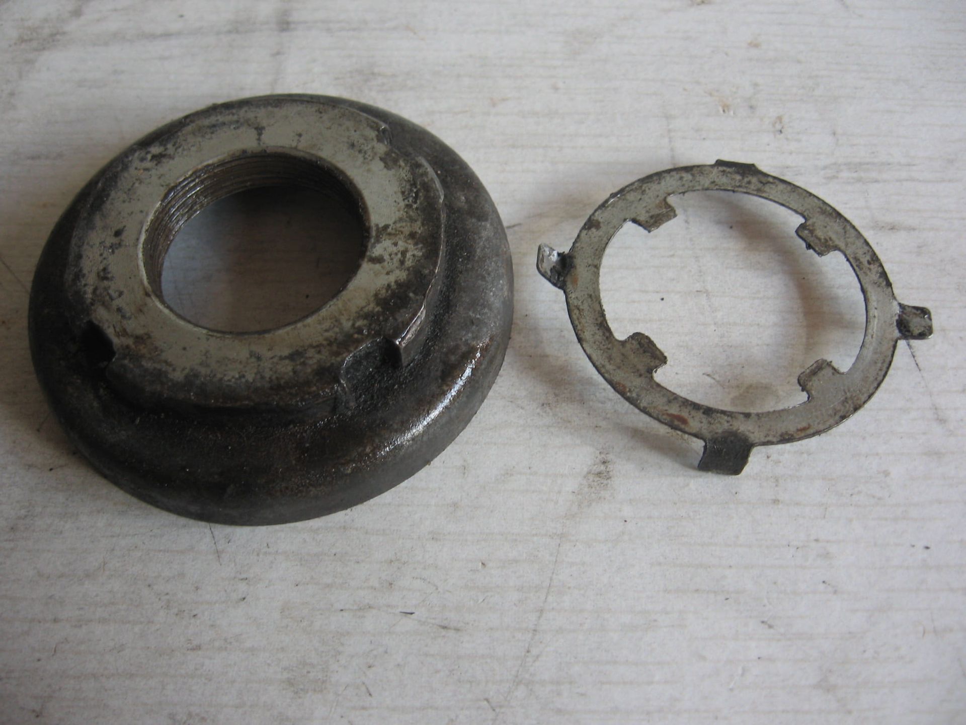 Speciale moer met stofkap balhoofd + borgring	 cmx450c 1986-87, cb900c 1980-82,cb900f 1981-82 , 	53220-422-000 + 90506-425-830