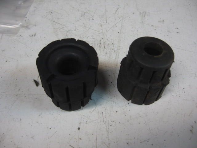 1x rubber bevestiging voorkant benzine tank  /  cm400 t ,A,C 1979-1981 (NC01 ) cm450 A,C,E 1982-83		17611-447-000
