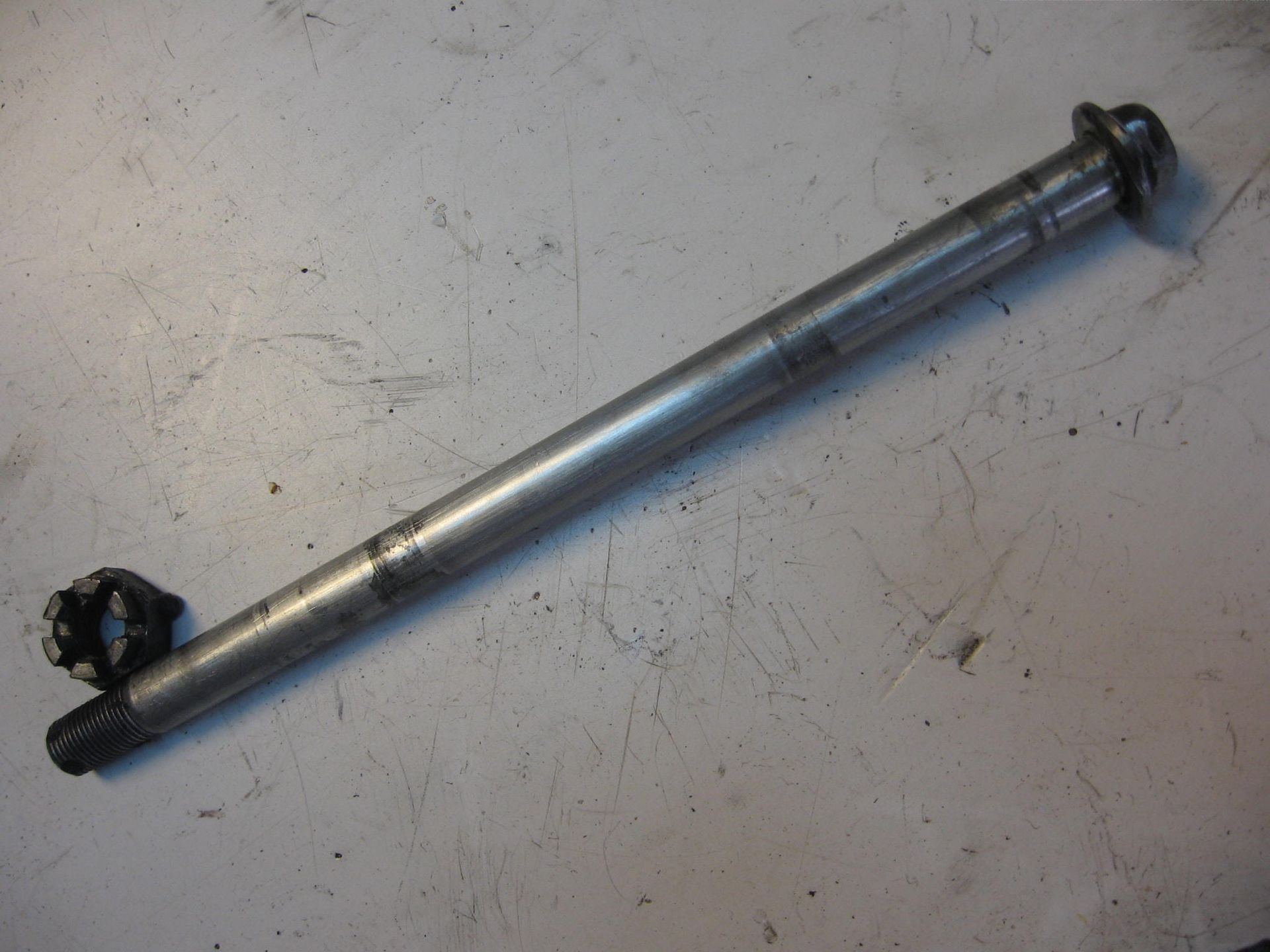 achterwielas + moer – KZ750 H2 ltd		41068-1086