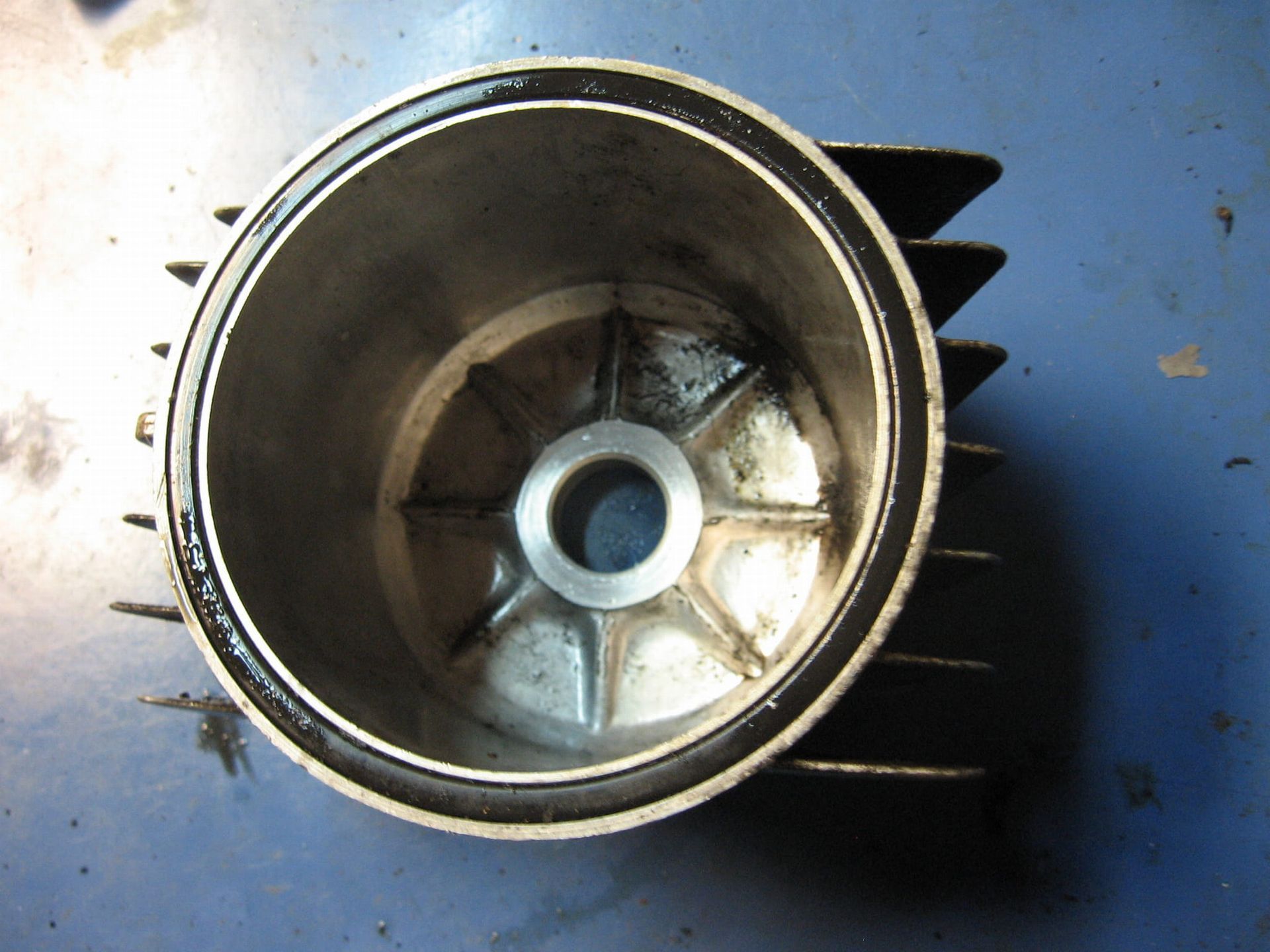 oliefilterhouder	Cb750f 75 cb400f cb550 	15411-300-010