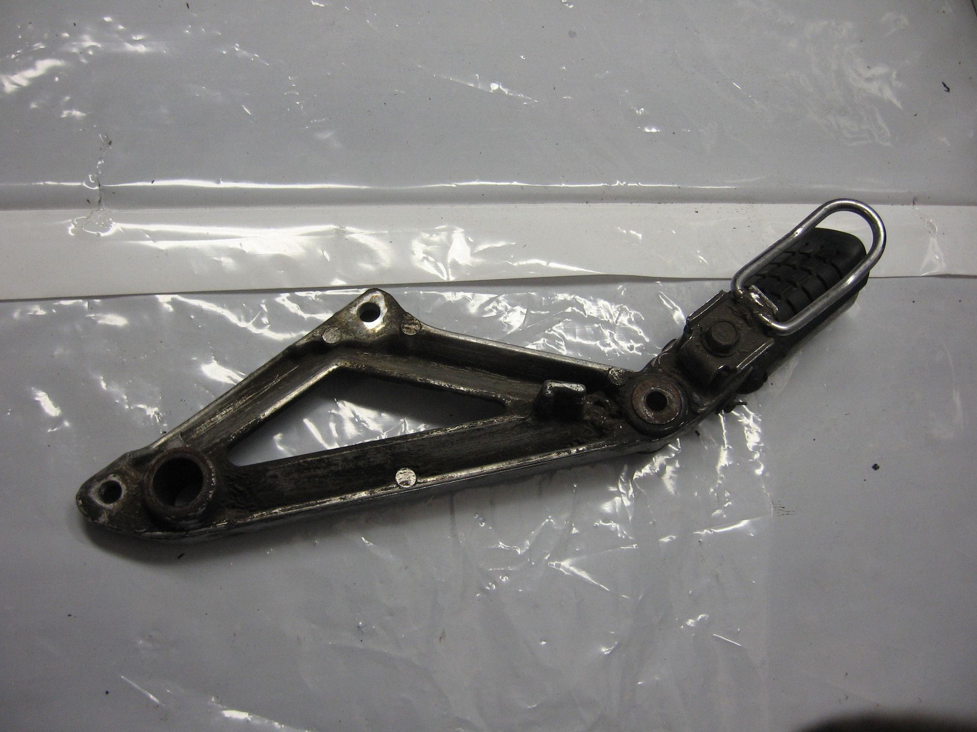 voetsteunhouder met duovoetsteun links	Vf750s 1982-83, vf700s 	50690-MB0-000 	50712-MB0-000