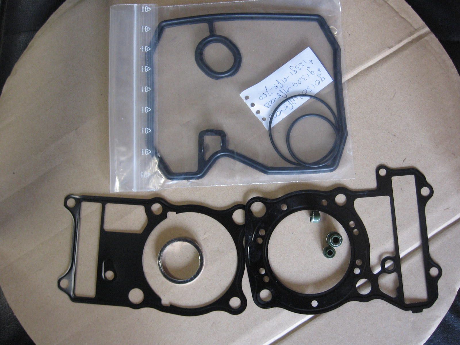 Topset 1 cilinder xl600v 90(-99 , koppakking voetpakking klepseals , kleppendekselpakking , uitlaatpakking		athena		12191-mv1-004,12251-ms6-651 , 12391-mf5-750 , 91303-mf5-003 , 91304-mf5-003, 12208-413-003,12209-413-003,18291-mn4-920