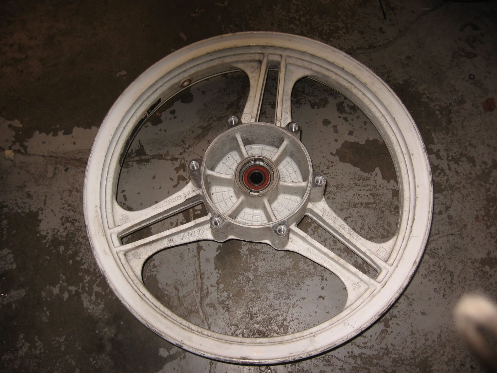 Voorwiel , enkele schijf	gpz500 wit,A2 1987-89	41073-1329