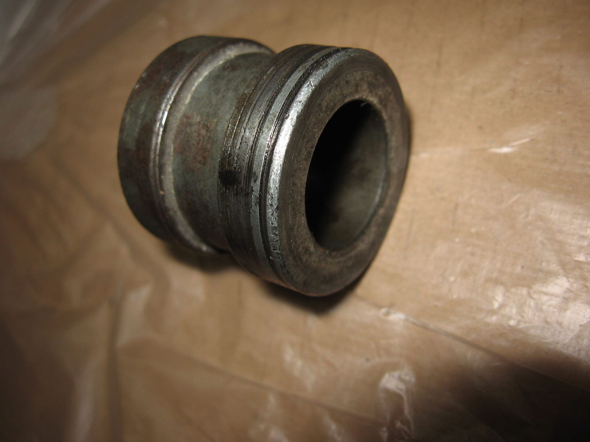 afstandsbus achterwiel links 	Gs750 gs1000 gs1100	09180-20054