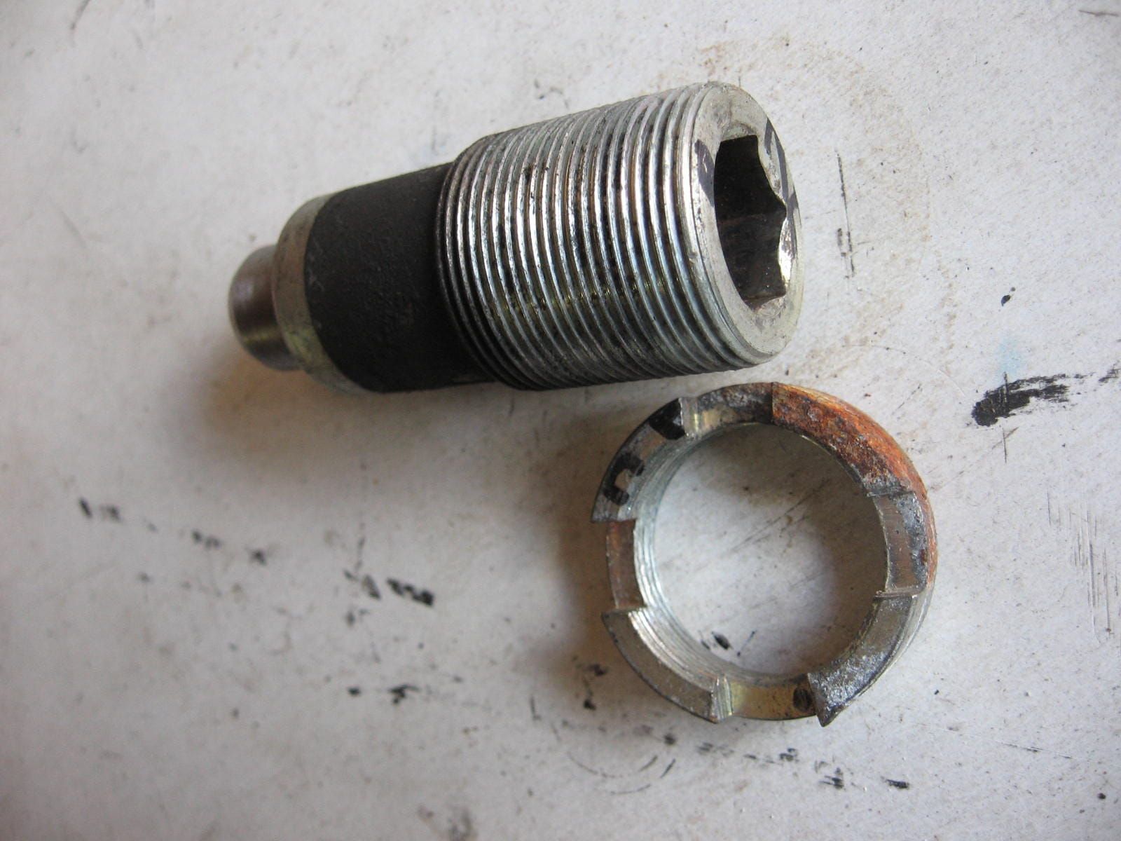 achterbrugbout rechts met borgmoer	vf700 vf750 82-86	90121-mb0-000 + 90355-469-000