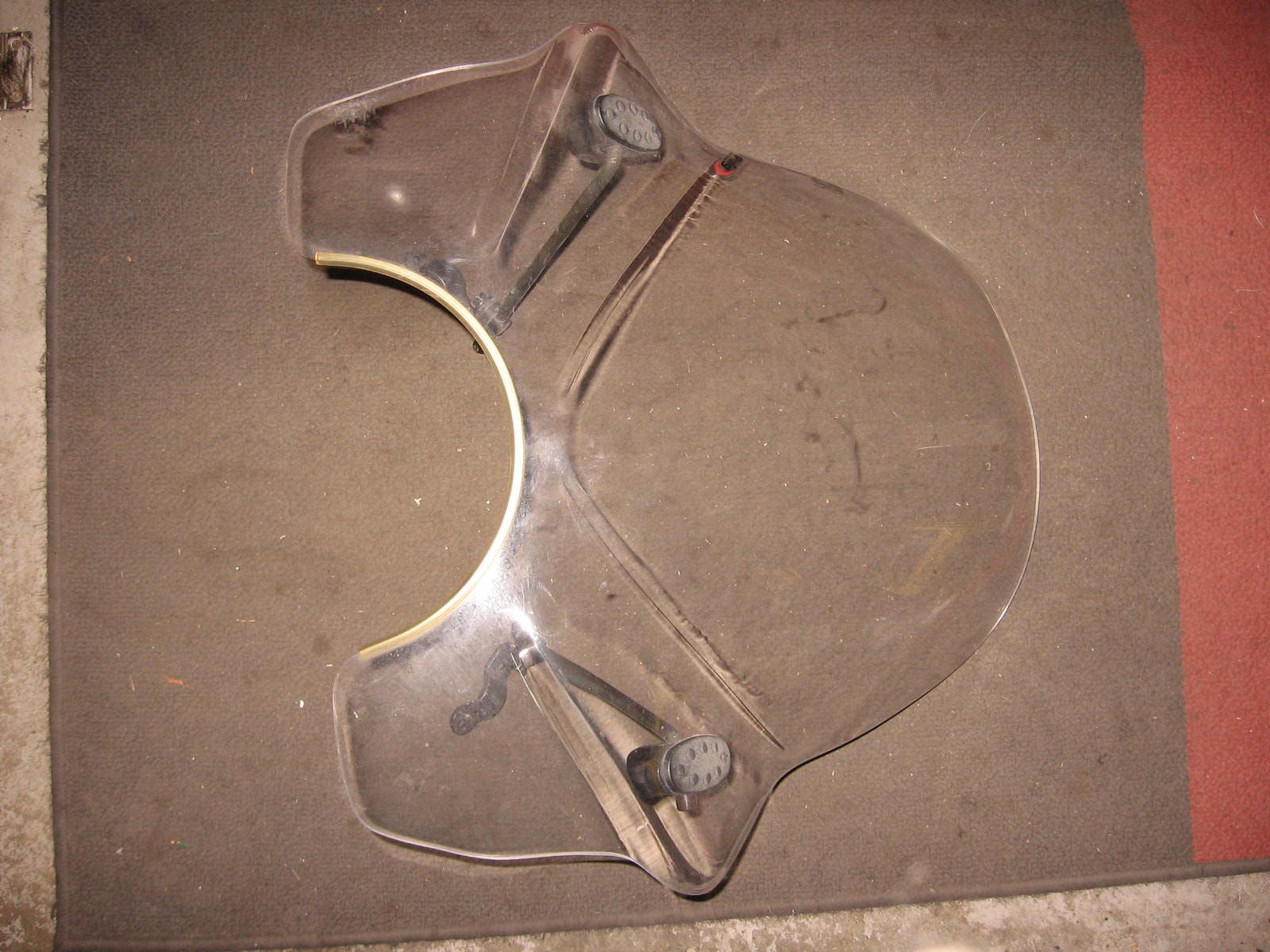 PUIG windscherm touring , Hoogte 530mm , Breedte 540mm voor ronde koplamp ( 20mm) 2 puntsbevestiging op stuur . Klemmen niet kompleet