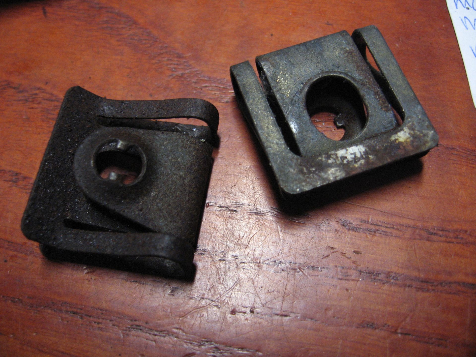 2x clip moer , onderkuip 	Cbr900rr 1992-99	64508-kv3-000