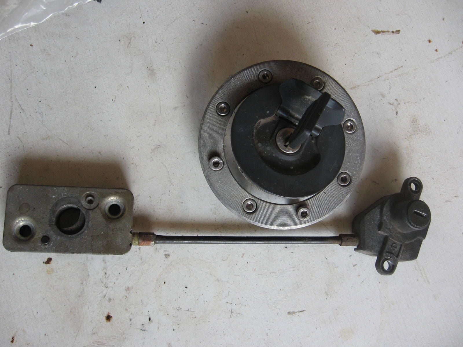tankdop en zadelslot met 1 sleutel	Gsx600f  1988-97 	44201-01832 + 45700-19840 +45220-19c00	45700-19841