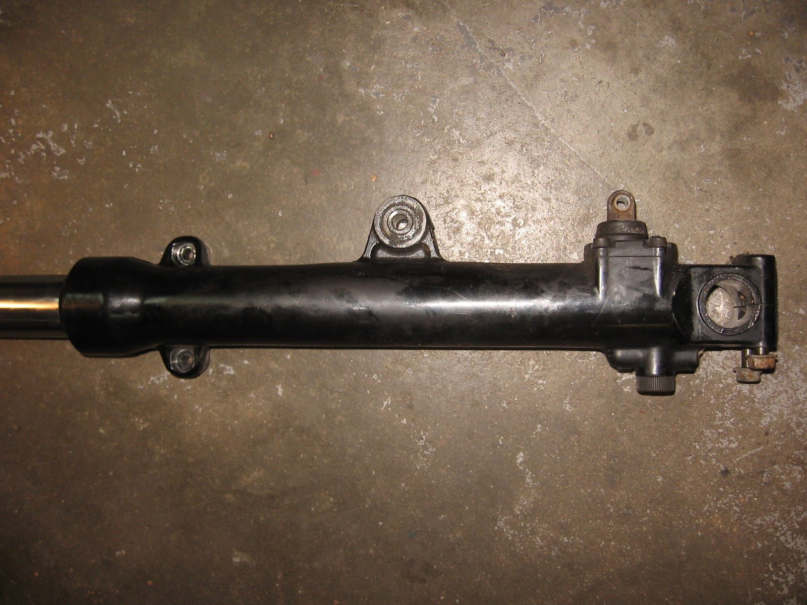 voorpoot links	Vfr400rg 1986	51500-ml0-004 , beginende pitting net onder onderste klem