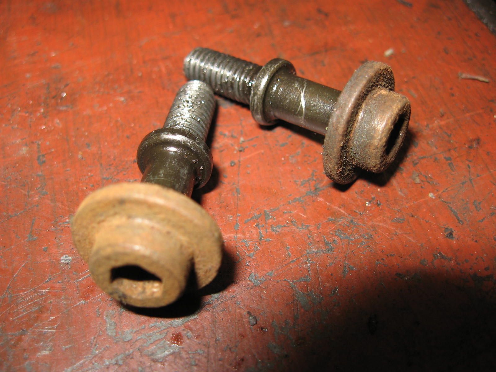 2x kleppendekselbout , bout kleppendeksel	Xj750 82-83 , xj700 85-86 , xt350 1985-90	90109-06604