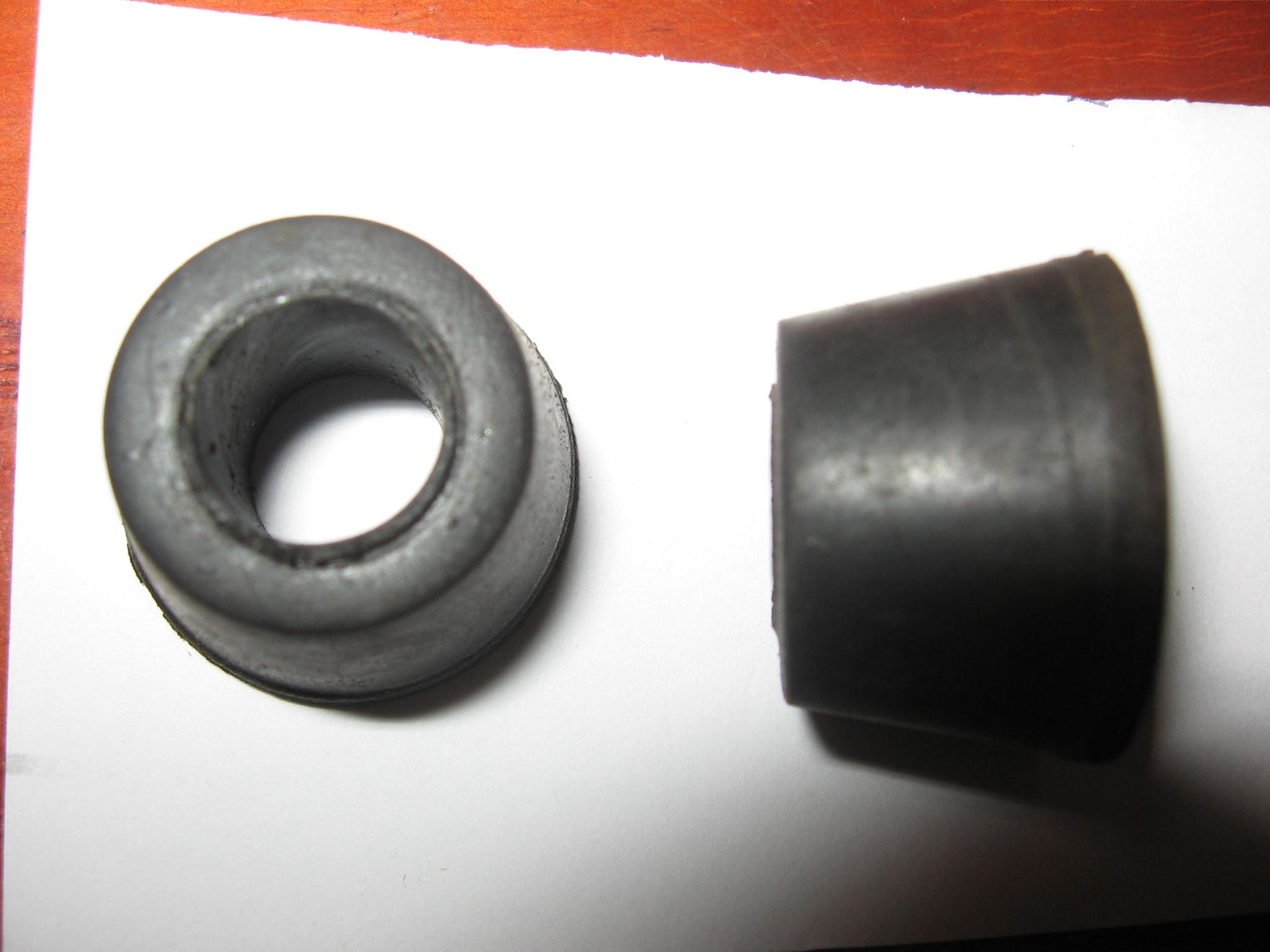 2 rubbers bevestiging tellerhouder // kz550c2 , Kz1000 77-80 ,  		92075-080