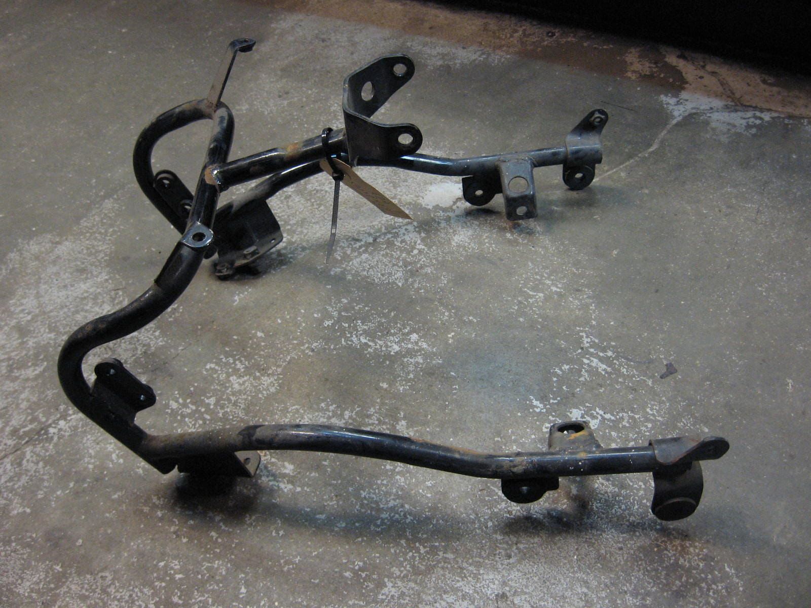 Houder , steun topkuip	Gsx750es 1983 , gsx750ef , gsx1100e 1982-83 , gs700 1985	94510-31310	94510-31311