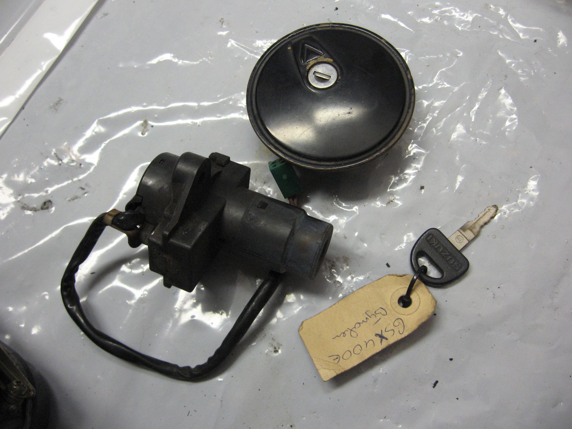 Contactslot met tankdop (1 sleutel) // gsx400e , gs450l		37100-31301 	37100-30B20